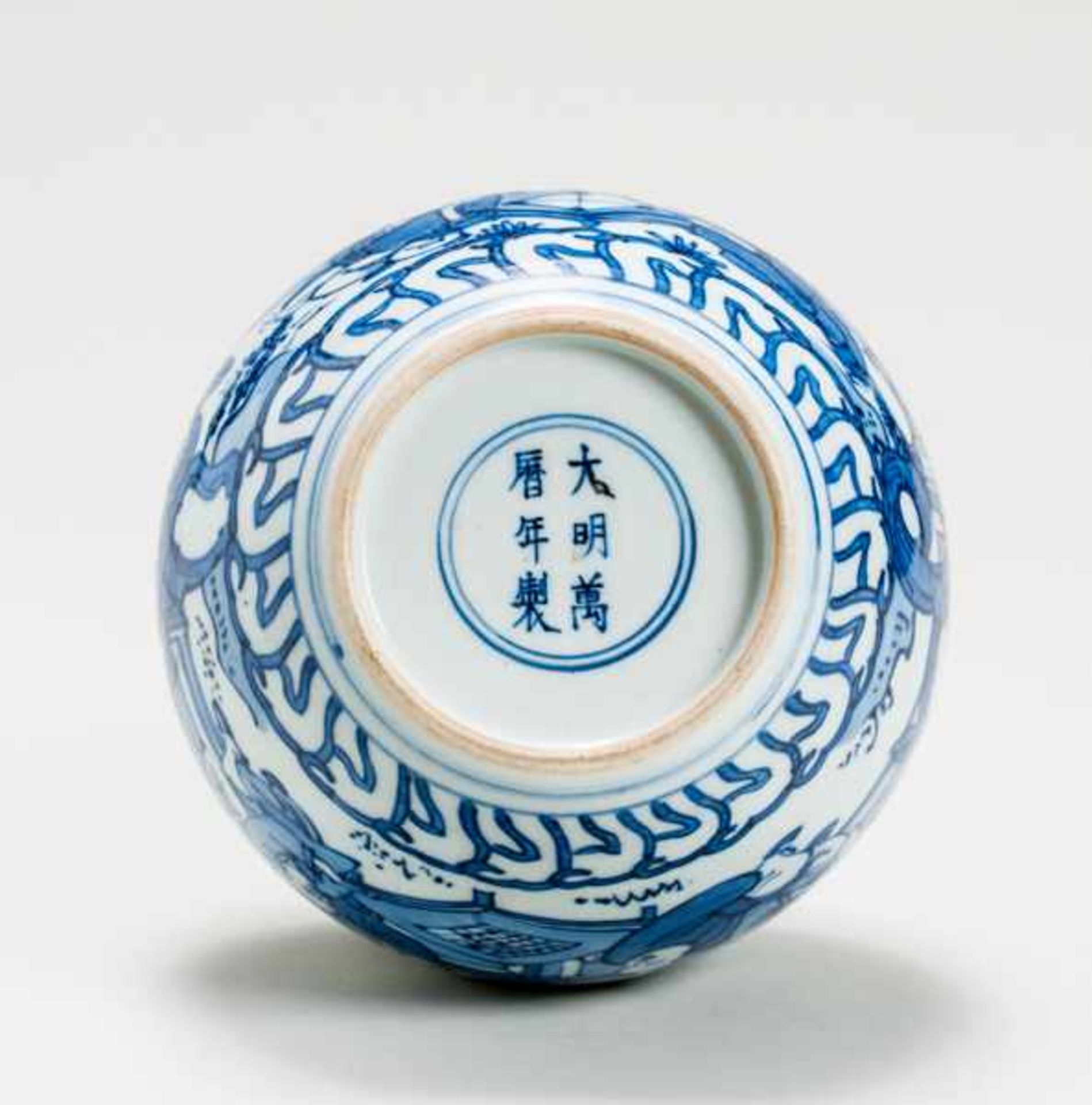 VASE WITH PLAYING BOYS Porcelain with blue underglaze. China, 嬰戯瓶Very furiously painted, three- - Image 4 of 4