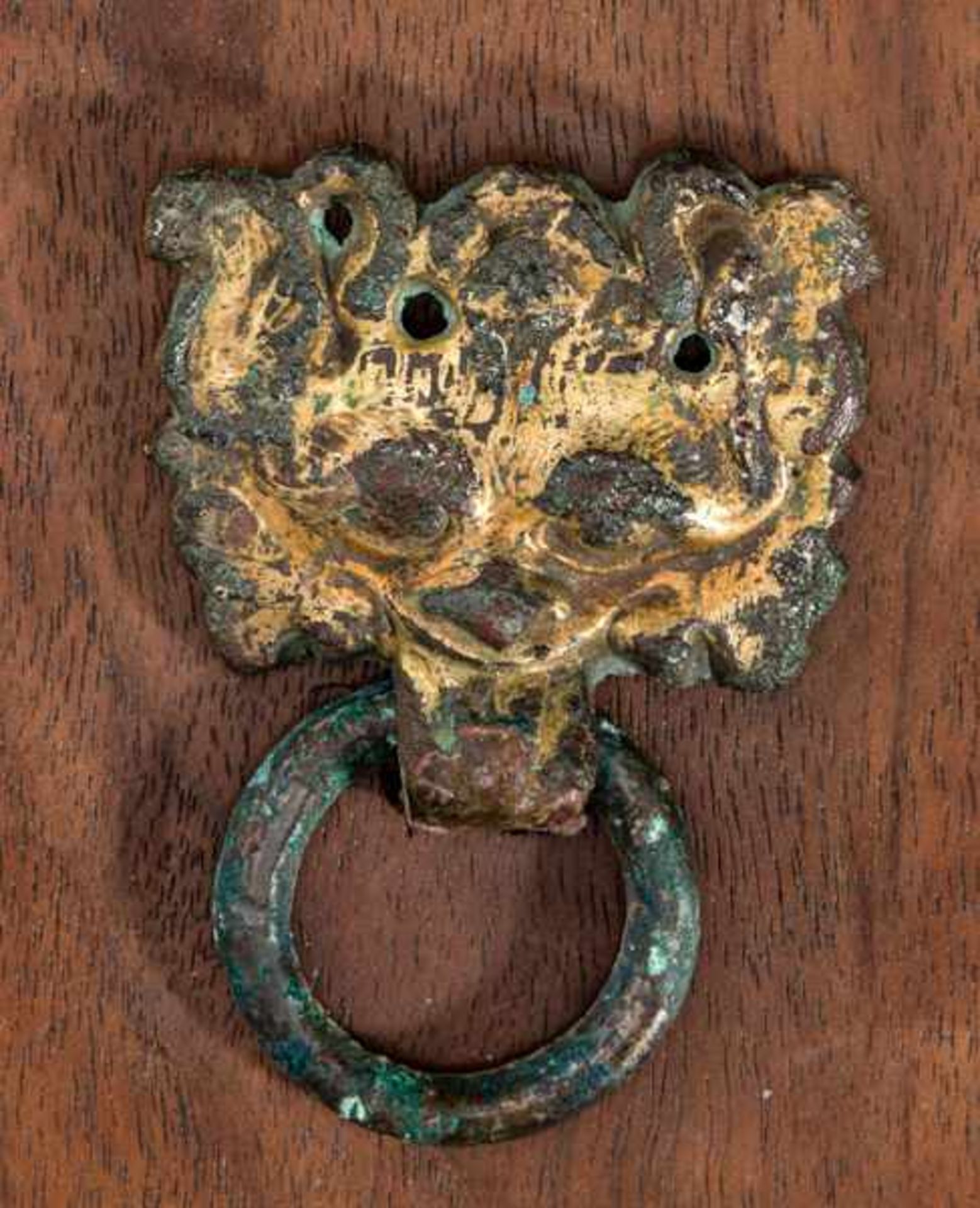 TWO METAL APPLIQUÉS Bronze. China, Han dynasty, 206 BCE - 220 CE兩件青銅小件Both in the shape of a - Image 2 of 4