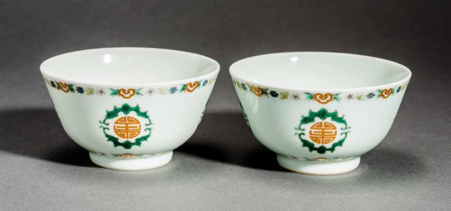 PAIR OF BOWLS WITH SHOU AND RUYI Porcelain with enamel paint andgold. China, Qing dynasty, seal