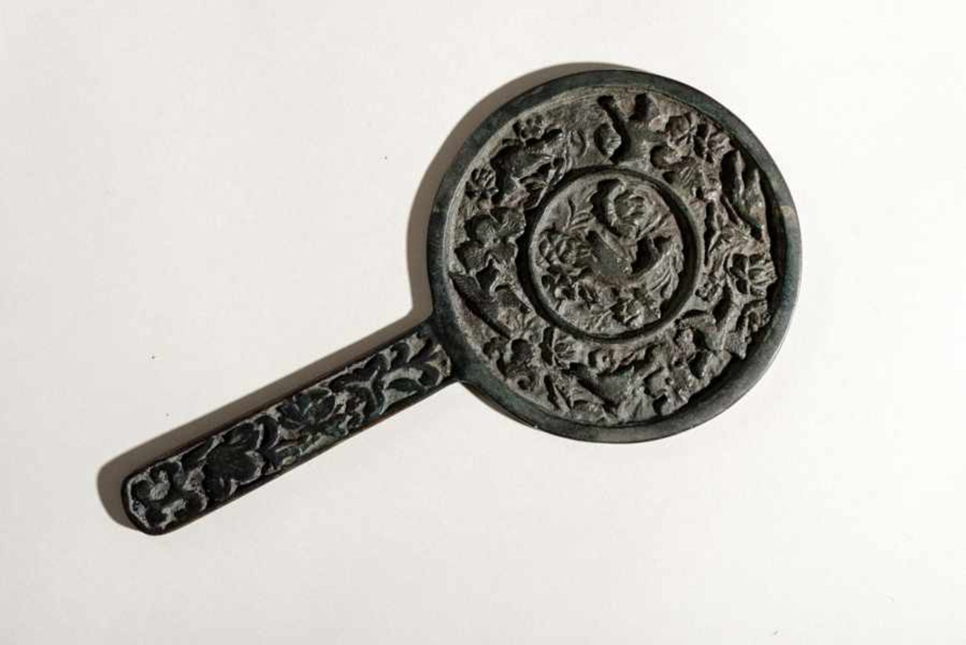 DECORATIVE MIRROR WITH HANDLE Bronze. China, Qing dynasty, 18th cent.執柄銅鏡Small, very decoratively