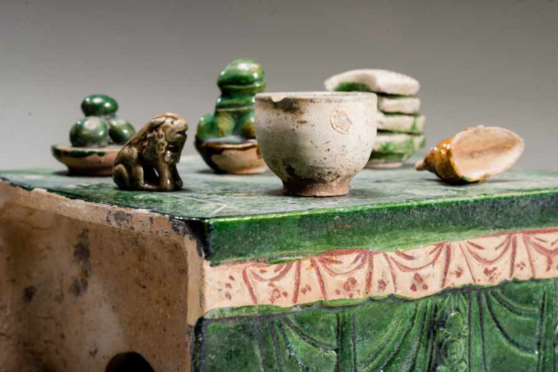 OVEN WITH GOURMET DISHES Glazed ceramic. China, Ming dynasty (1368 - 1644)爐與食物Another arrangement - Image 2 of 3