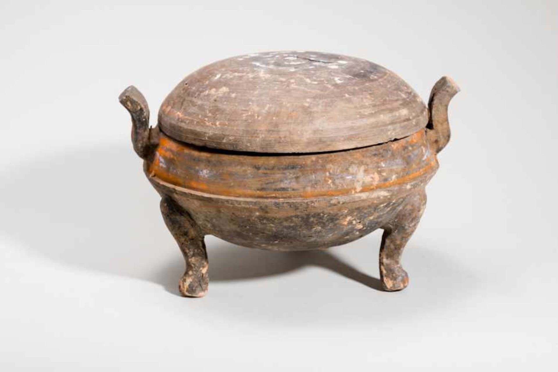 TRIPOD VESSEL WITH LID Terracotta with remnants of original painting. China, Western Han dynasty ( - Image 2 of 5