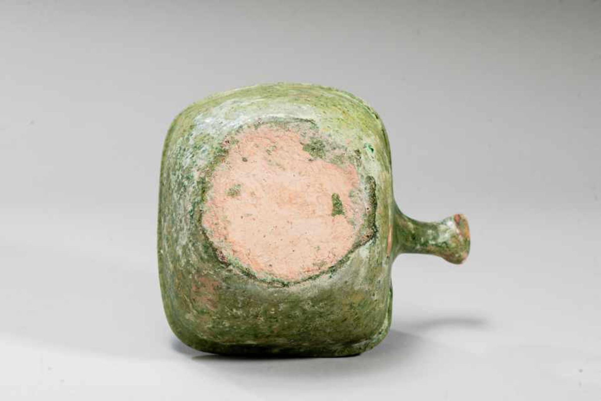 VESSEL WITH HANDLE Glazed ceramic. China, Han dynasty (206 BCE - 220 CE)帶柄容器A - though simple - - Image 5 of 5