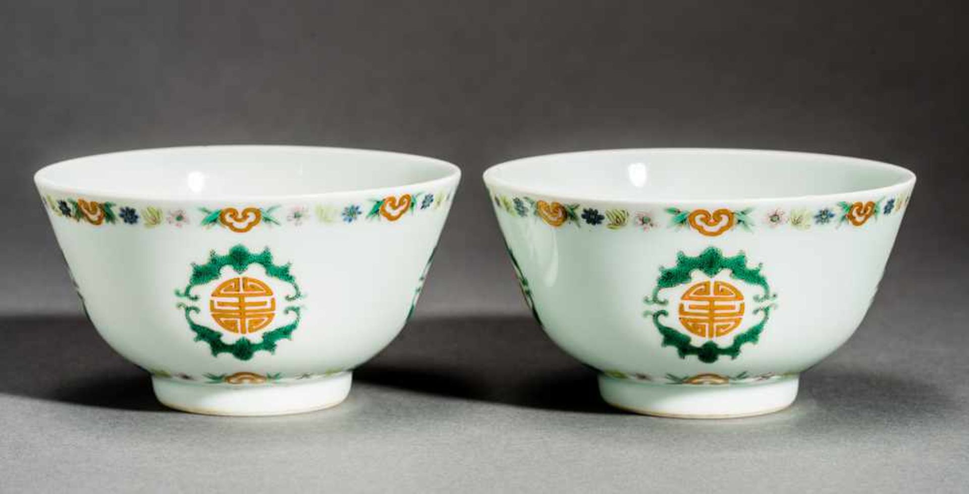 PAIR OF BOWLS WITH SHOU AND RUYI Porcelain with enamel paint andgold. China, Qing dynasty, seal - Bild 2 aus 3