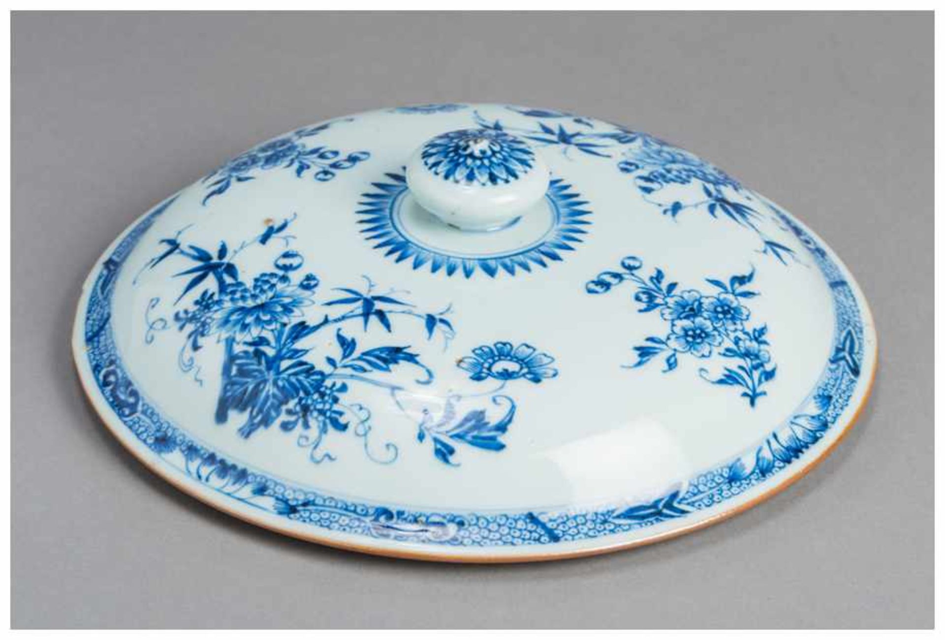 A FINE PORCELAIN LID FOR A LARGE VASE Porcelain with underglaze blue painting. China, Qing dynastyAn - Image 3 of 3