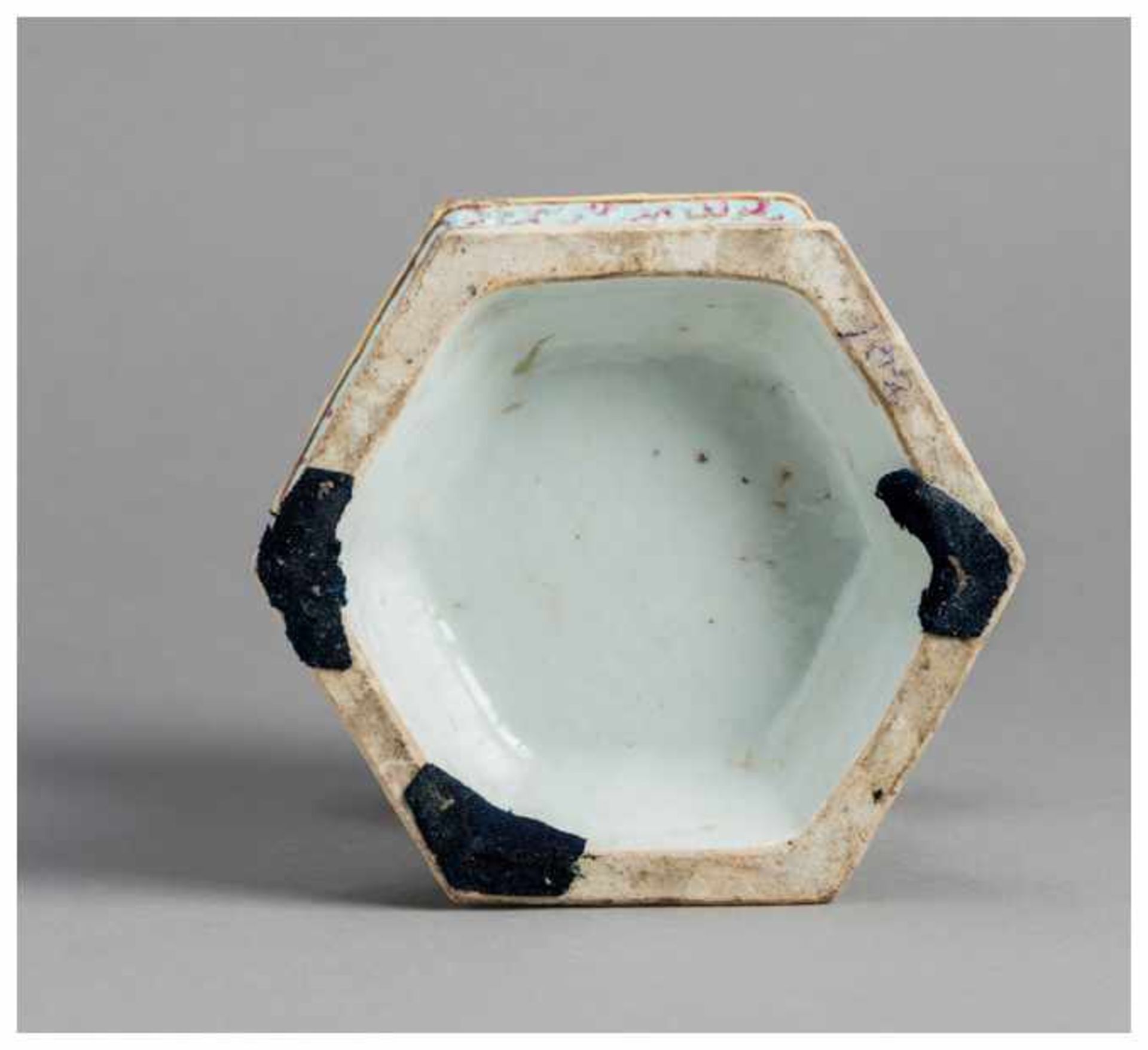BOTTOM OF A THREE-PART CHINESE FAMILLE ROSE LANTERN Porcelain. China, around 1900Of hexagonal - Image 4 of 4