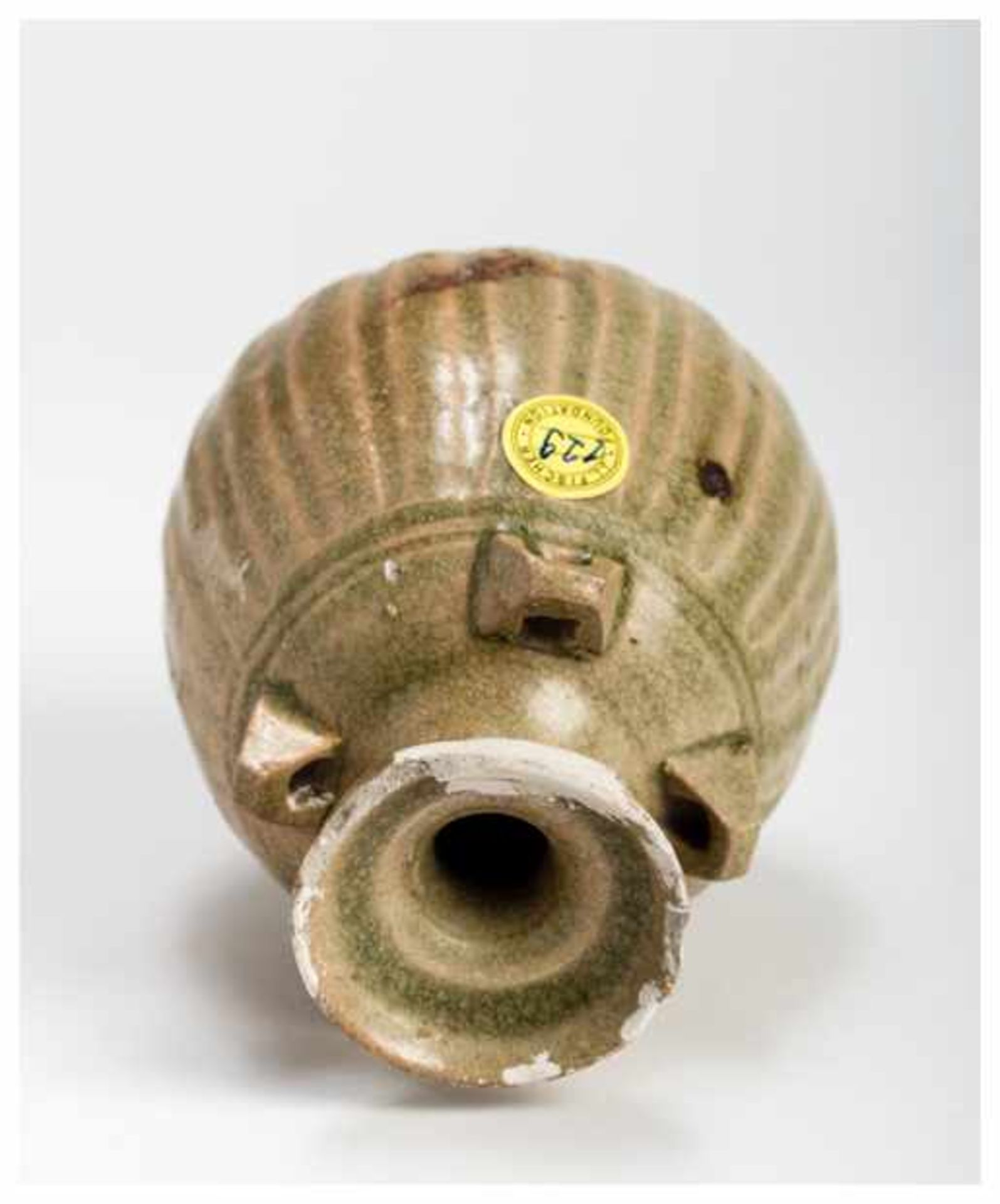 A CHINESE GLAZED CERAMIC GOURD-SHAPED VESSEL Glazed ceramic. China, Ming dynastyOvoid shape with - Image 3 of 4