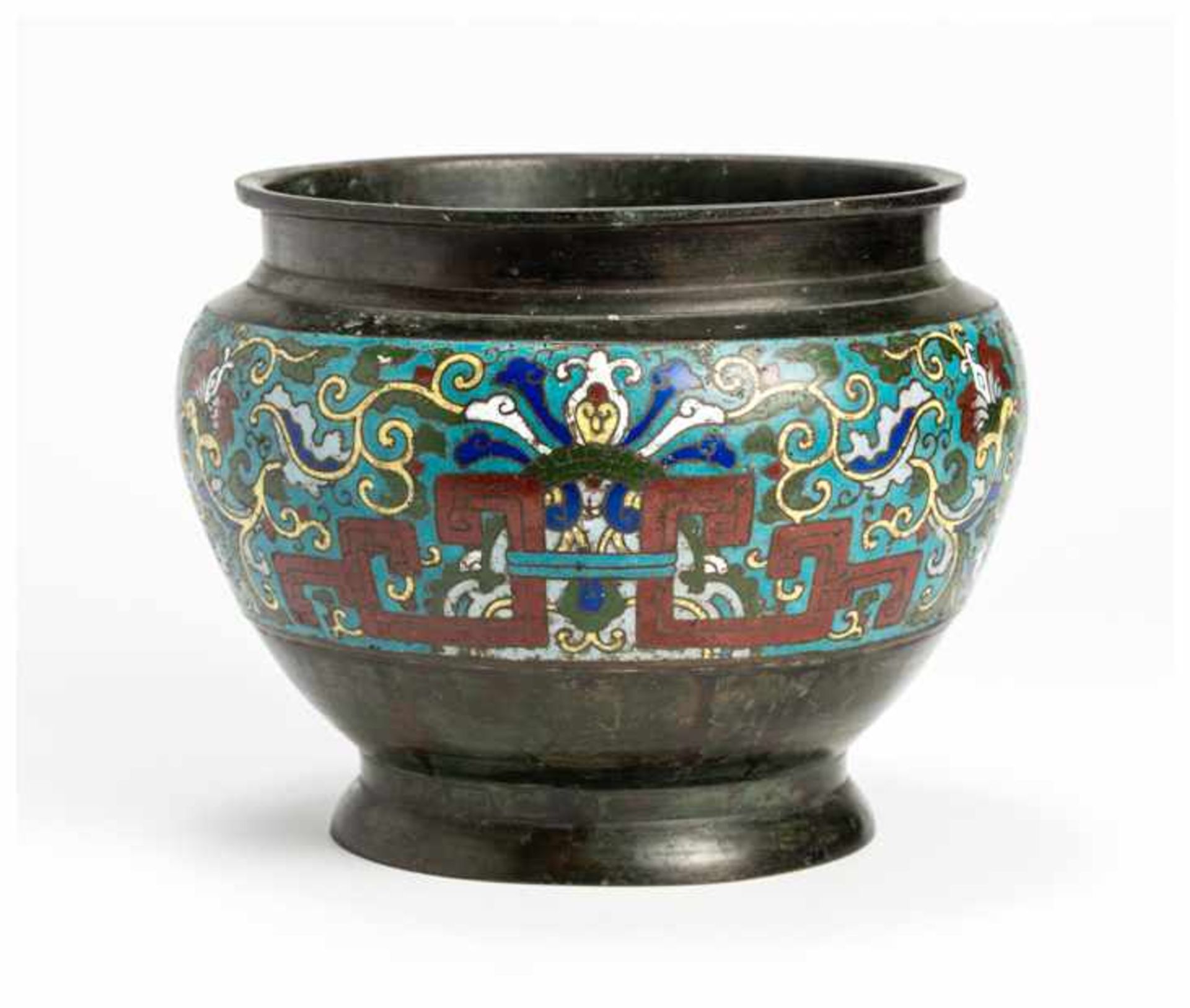 A SMALL CHAMPLEVE CACHEPOT Enameled bonze. China, around 1900An attractive small bronze cast pot