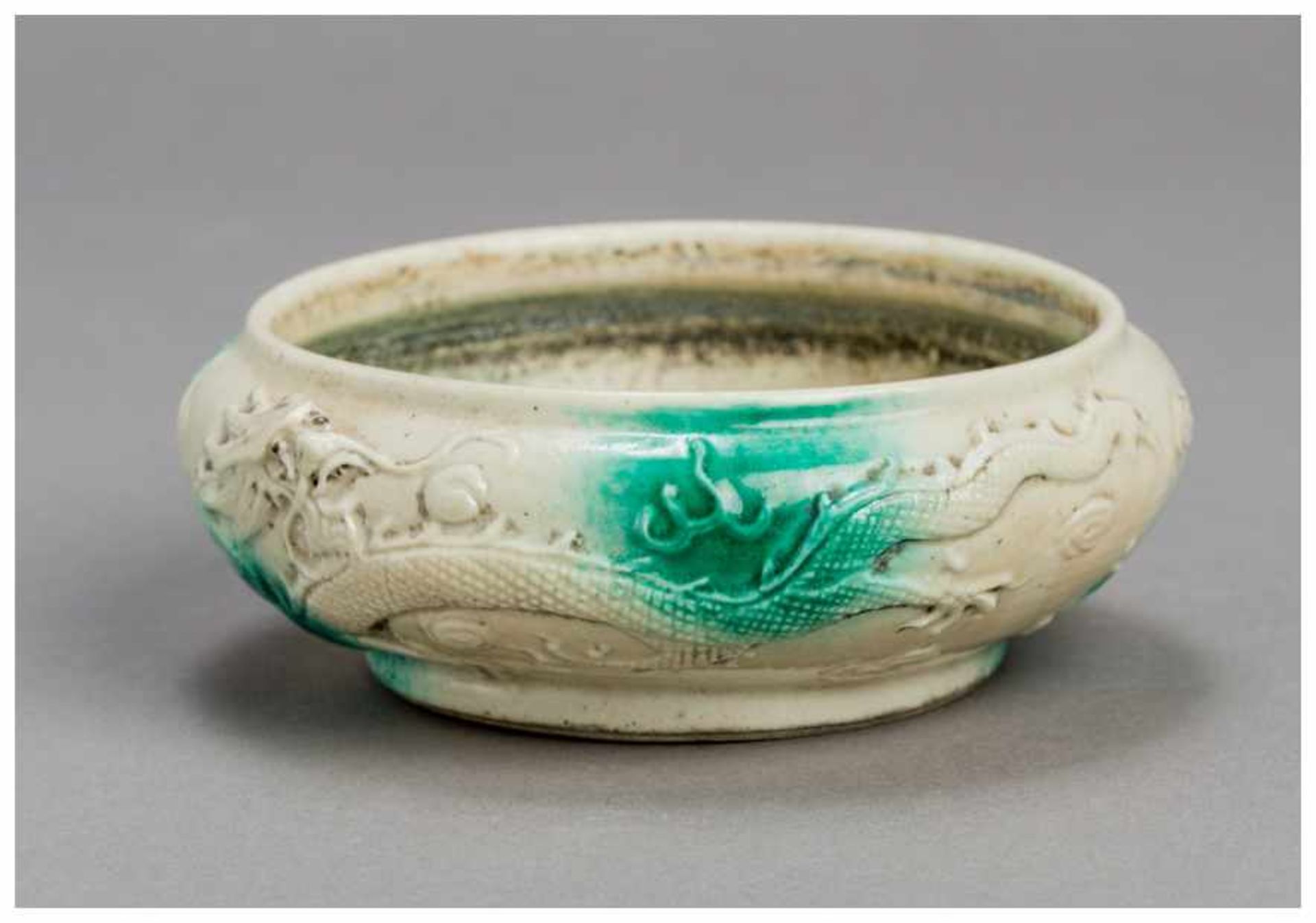 A CHINESE PORCELAIN BOWL WITH DRAGON Porcelainc. China, Qing dynastyRounded sides on a ring-shaped