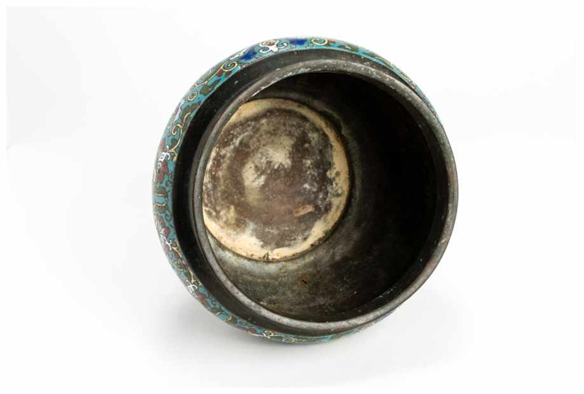 A SMALL CHAMPLEVE CACHEPOT Enameled bonze. China, around 1900An attractive small bronze cast pot - Image 3 of 4