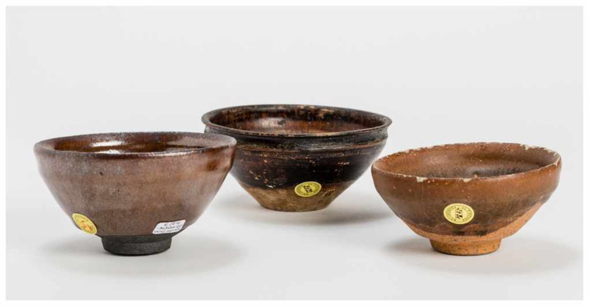 THREE CHINESE GLAZED CERAMIC DRINKING BOWLS Glazed ceramic. China, Song to Yuan dynastyThese - Image 2 of 3