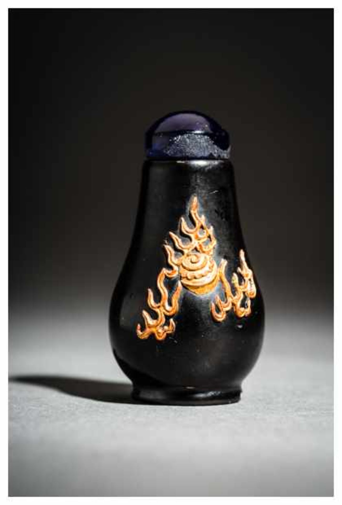 ZHU PEARL AND FLAMES LACQUER SNUFF BOTTLE Lacquer, gilded inlay, glass. China, 20th centuryThis