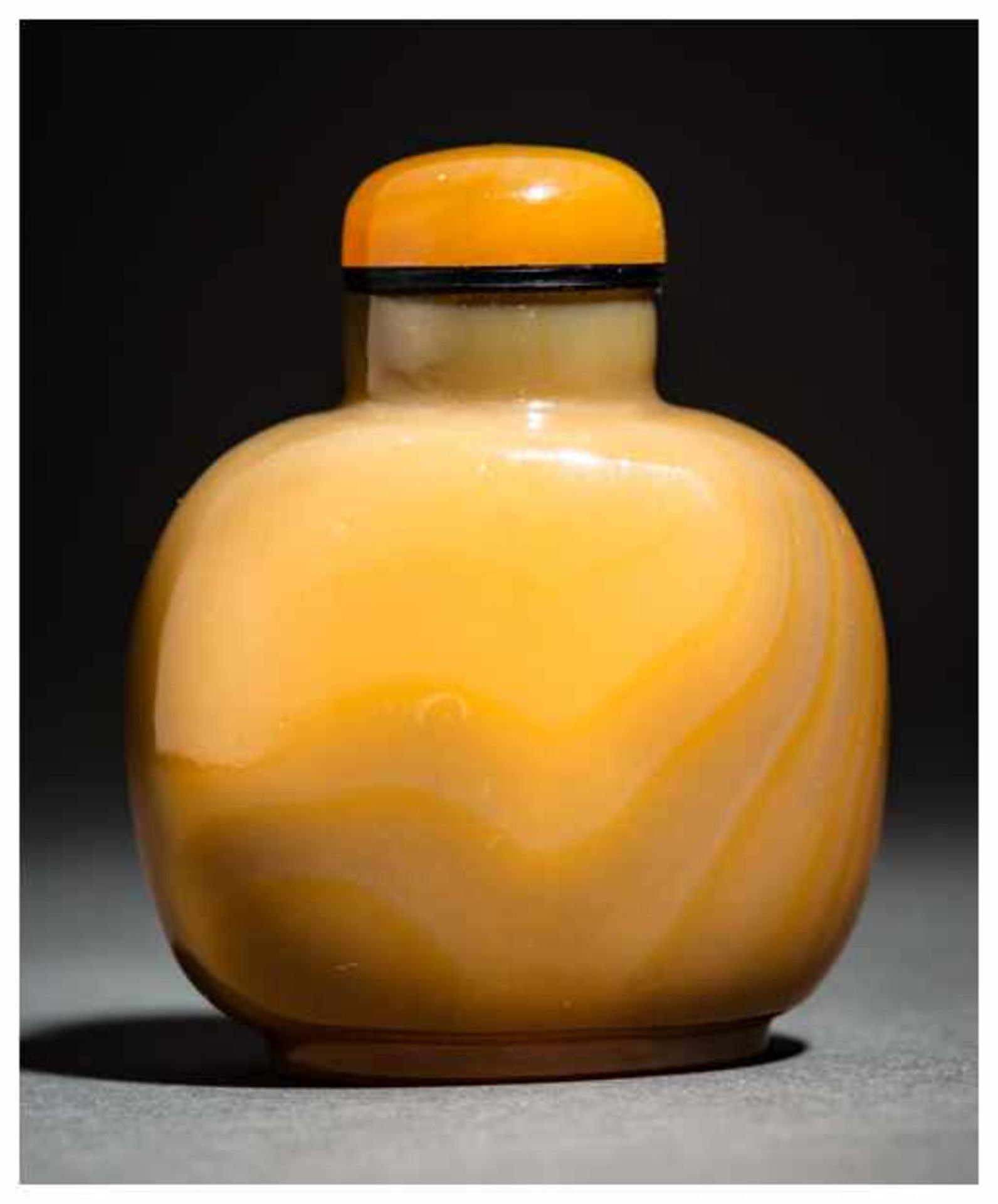 AGATE SNUFF BOTTLE WITH BEETLE ON WINE TREE BRANCHES AND A BIRD Agate. China, 20th centuryWide, - Image 2 of 6