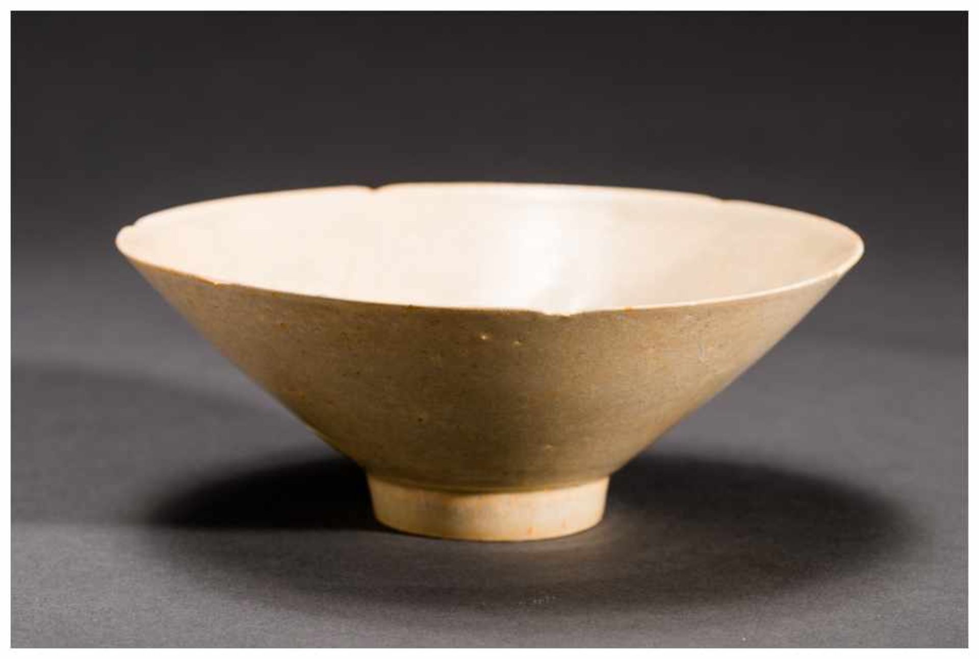 A DEEP BOWL WITH PHOENIXES Glazed ceramic. China, Song, 12th-13th centuryA well-formed bowl, - Image 2 of 4