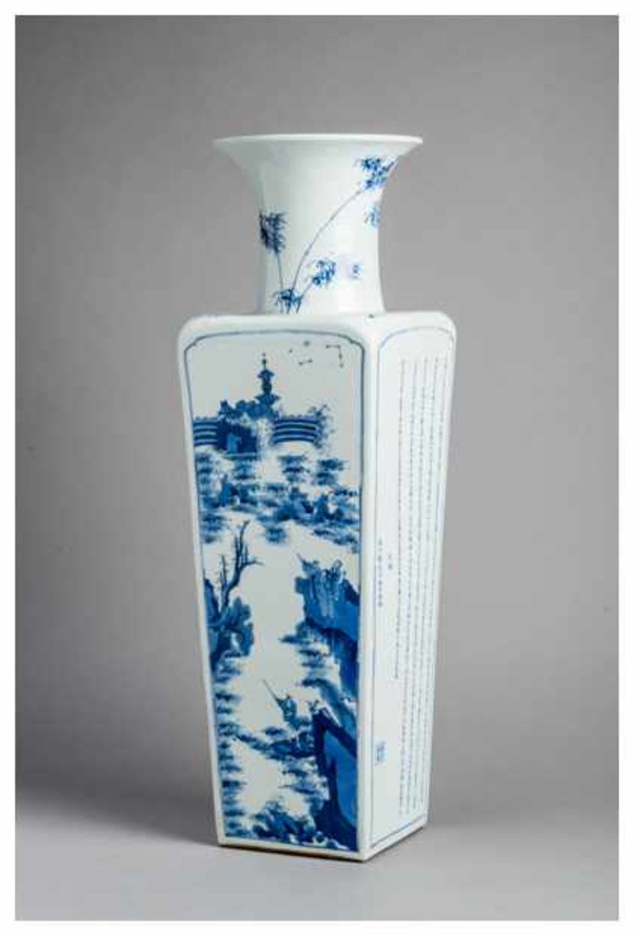 A LARGE BLUE AND WHITE VASE WITH SHANSHUI LANDSCAPE Porcelain, underglaze blue. China, Republic