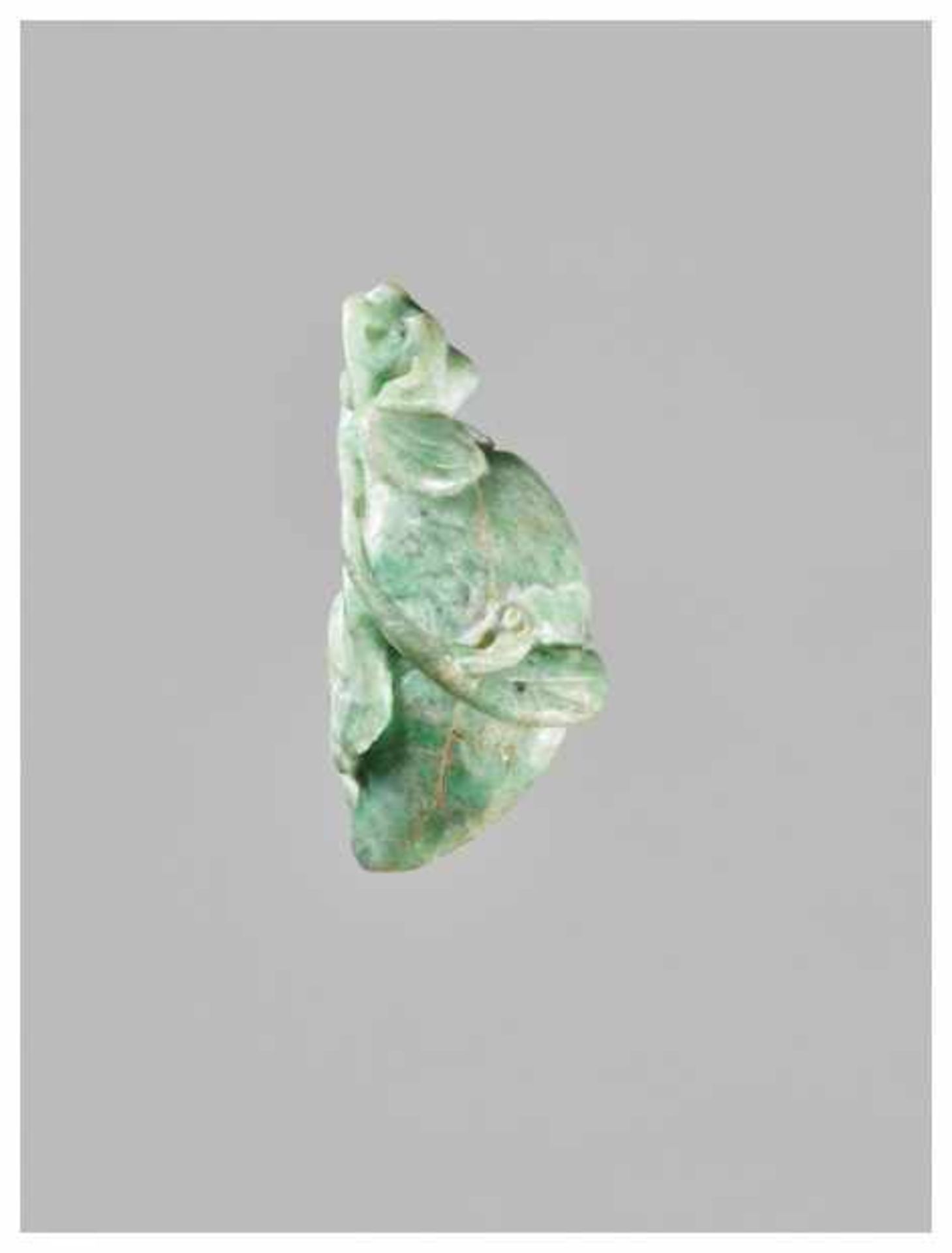 AN APPLE GREEN JADEITE 'PEACH AND BIRD' PENDANT Jadeite. China, 19th centuryOf natural pebble - Bild 4 aus 4