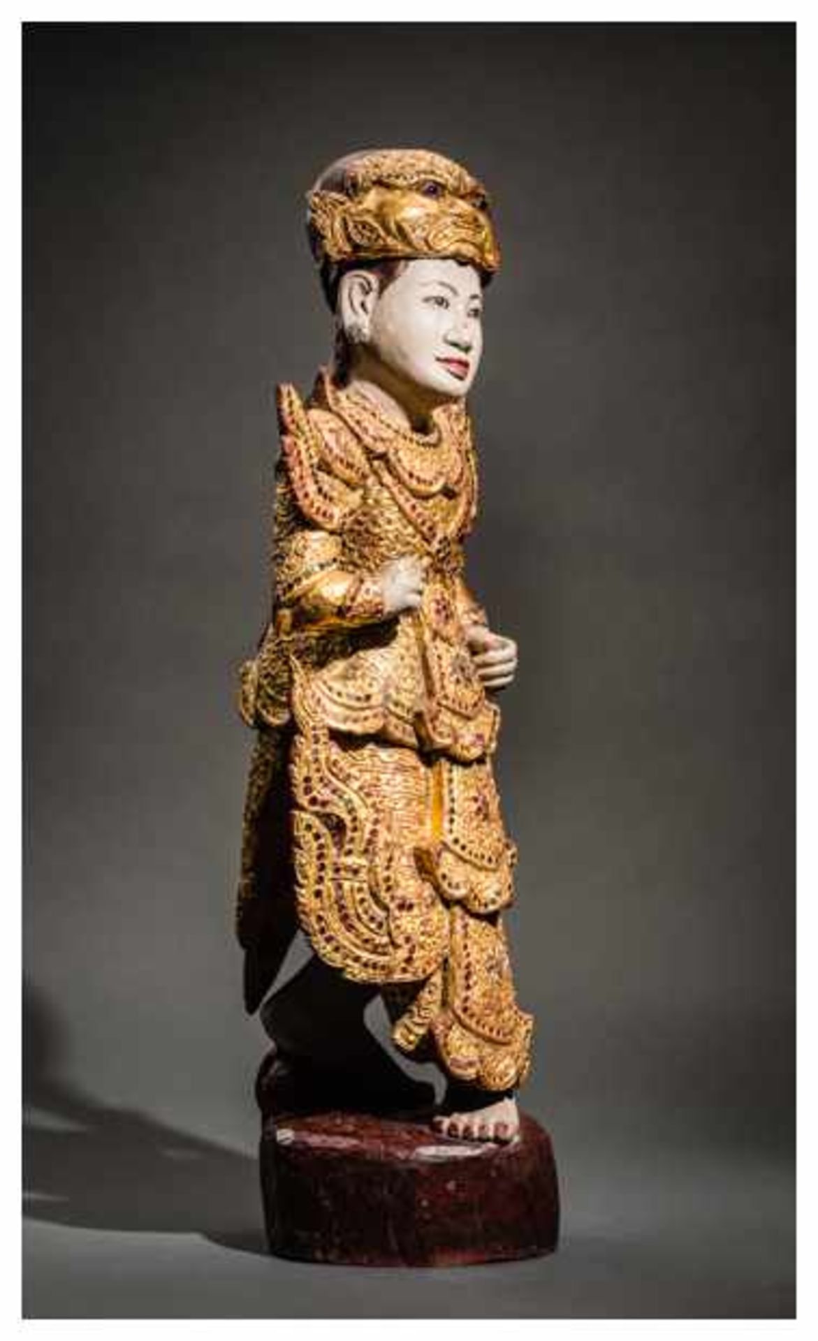 THEATER FIGURE WITH DEMON MASK Wood, lacquer paint, gilding, inlays. Burma, late Konbaung to 20th - Image 5 of 9
