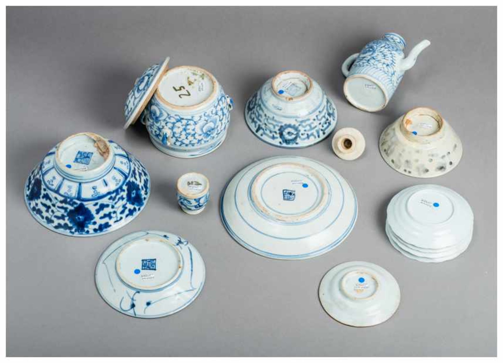 A SET OF 13 SMALL BLUE AND WHITE PORCELAIN UTENSILS Blue and white porcelain. China, Ming dynasty - Image 3 of 3