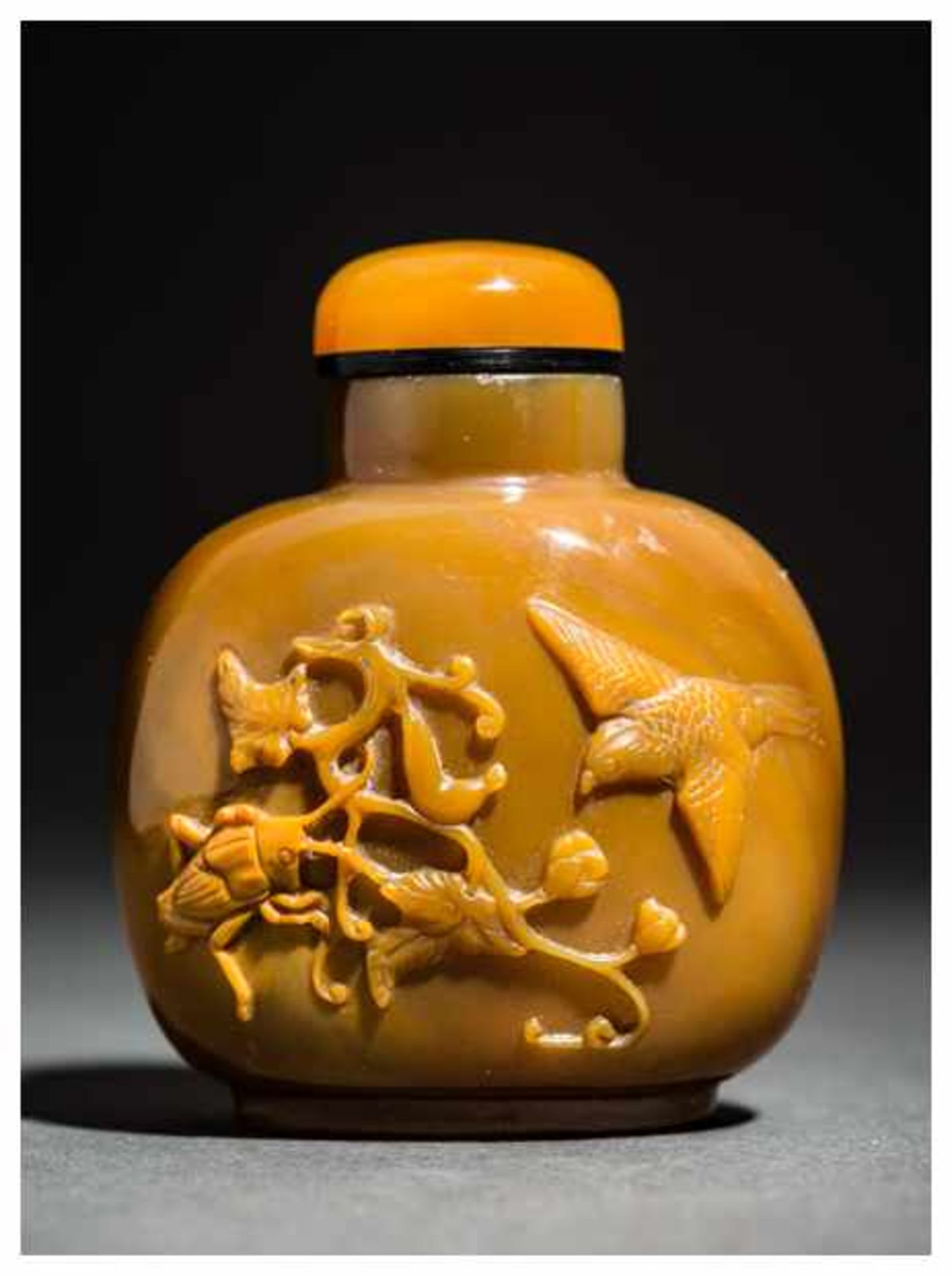 AGATE SNUFF BOTTLE WITH BEETLE ON WINE TREE BRANCHES AND A BIRD Agate. China, 20th centuryWide,