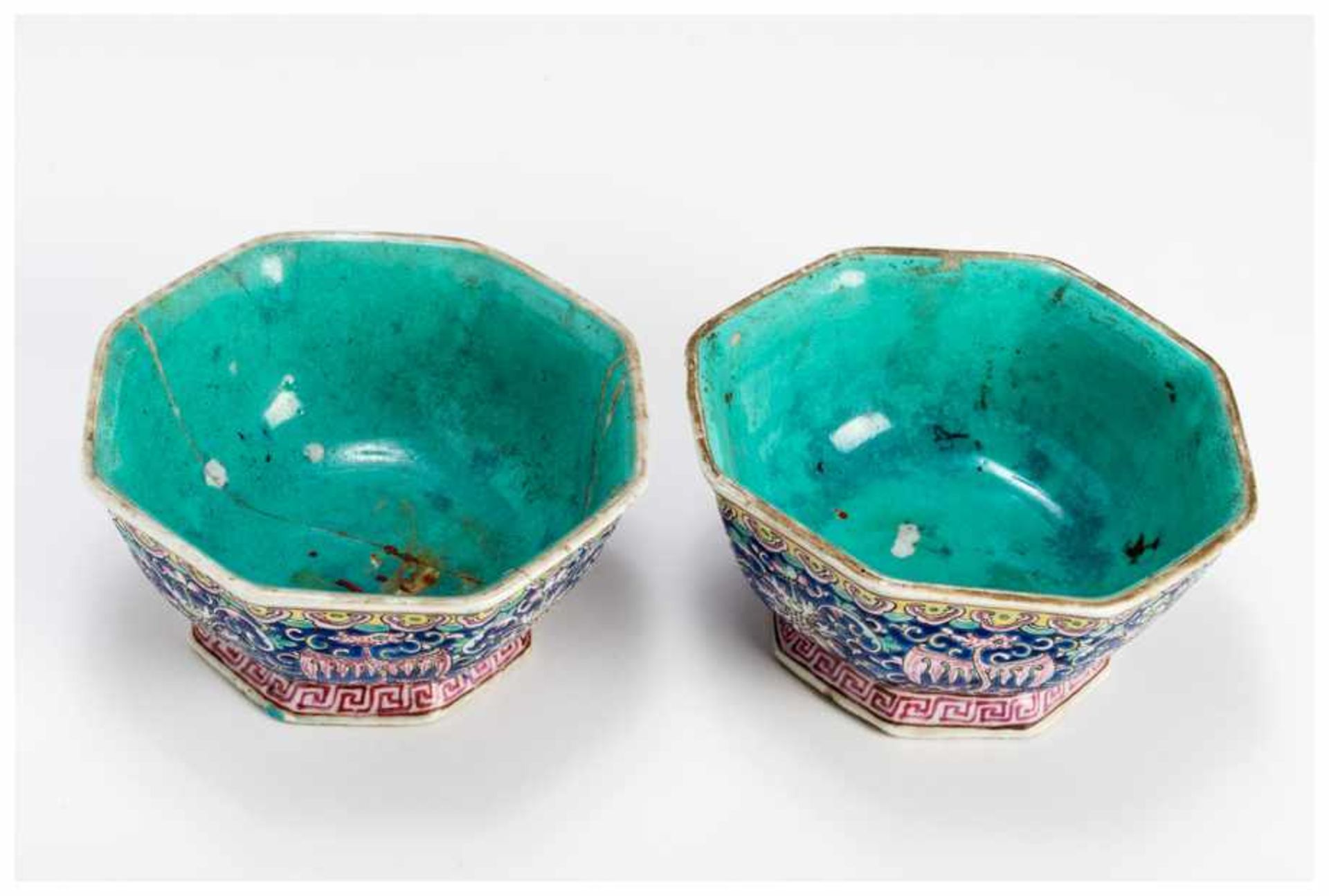 A PAIR OF CHINESE PORCELAIN BOWLS Porcelain with enamel painting. China, Republic periodOf rounded - Image 2 of 4