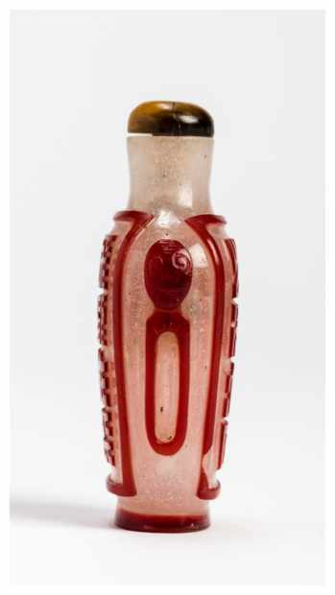 AN OVERLAY GLASS SNUFF BOTTLE Glass. China, 19th centuryOf rectangular, slightly rounded form with a - Bild 5 aus 5