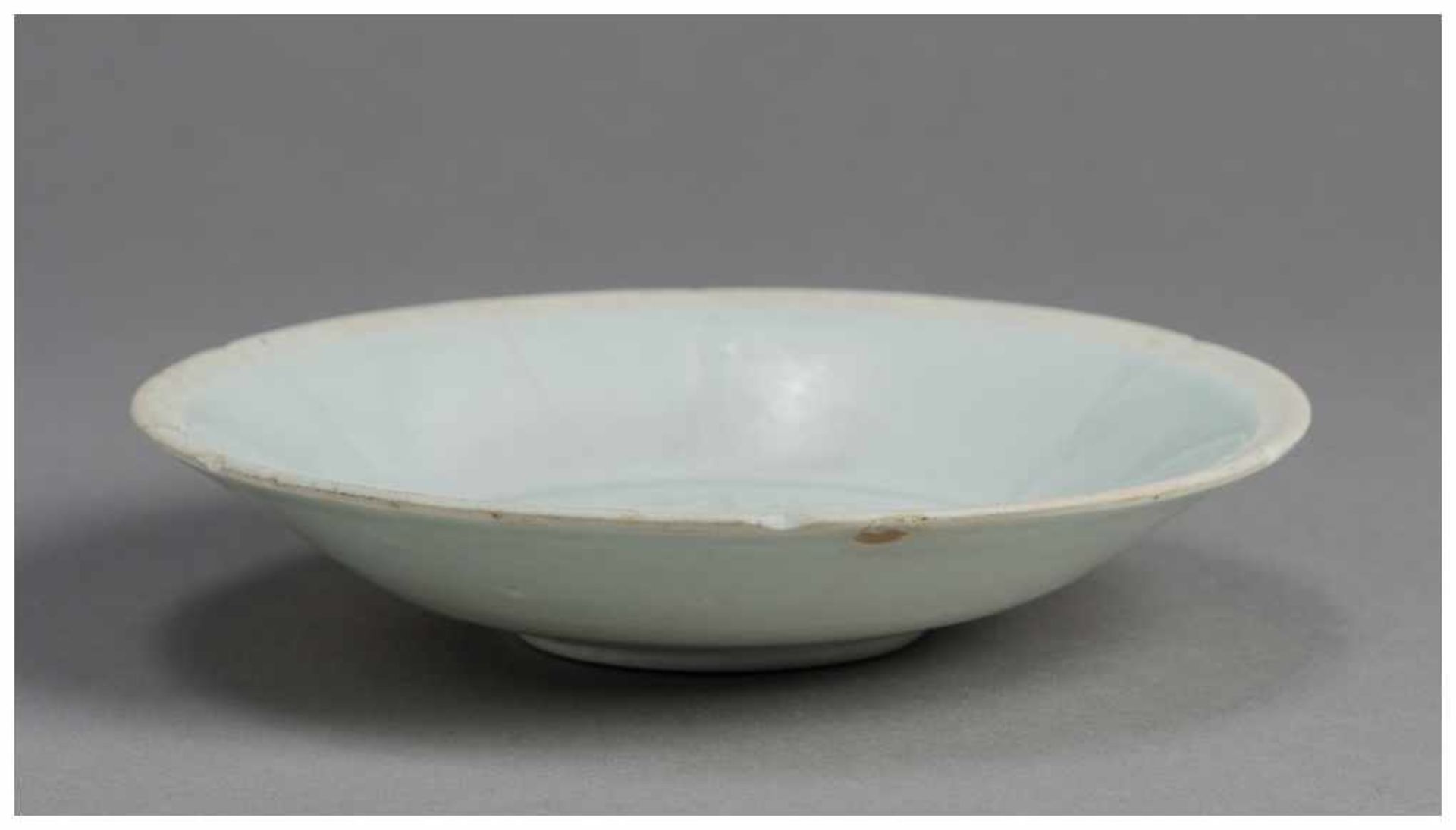 A QINGBAI GLAZED DISH Glazed ceramic. China, Song dynasty or laterOf circular form with a narrow - Image 3 of 3