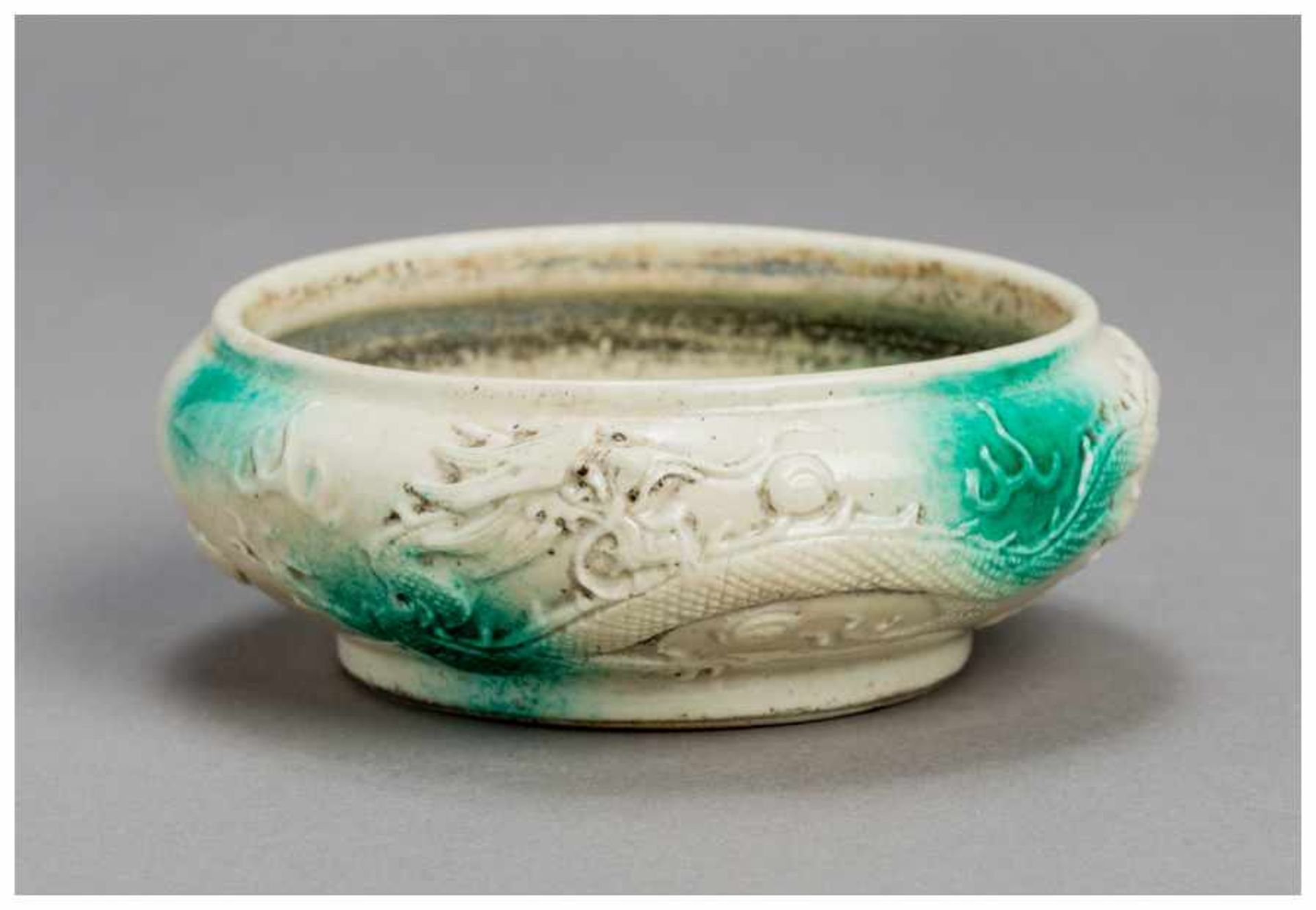 A CHINESE PORCELAIN BOWL WITH DRAGON Porcelainc. China, Qing dynastyRounded sides on a ring-shaped - Image 2 of 5