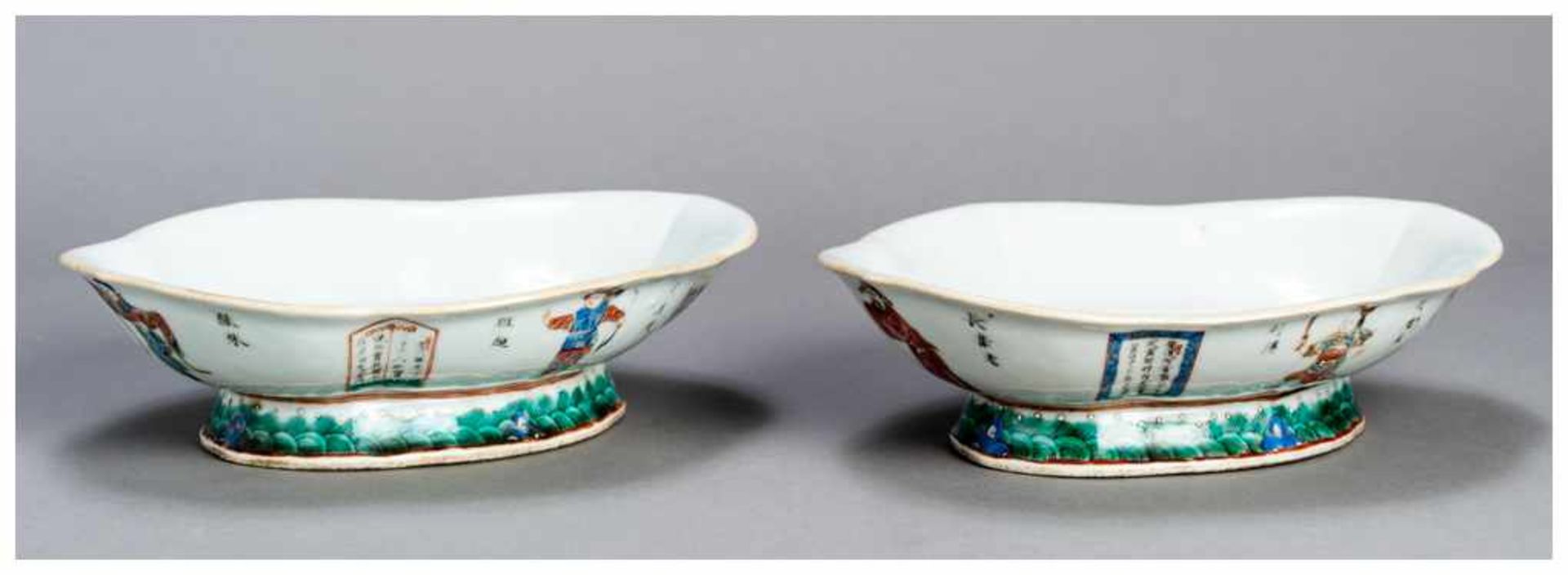 A PAIR OF PORCELAIN BOWLS Porcelain. China, late 19th centuryAn attractive pair of saucer shaped - Image 2 of 3