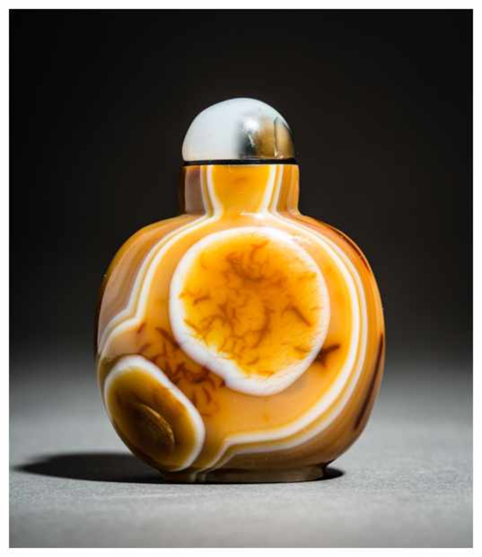 BANDED AGATE SNUFF BOTTLE Striped agate. China, 19th/20th centuryAlmost circular in form, exactingly