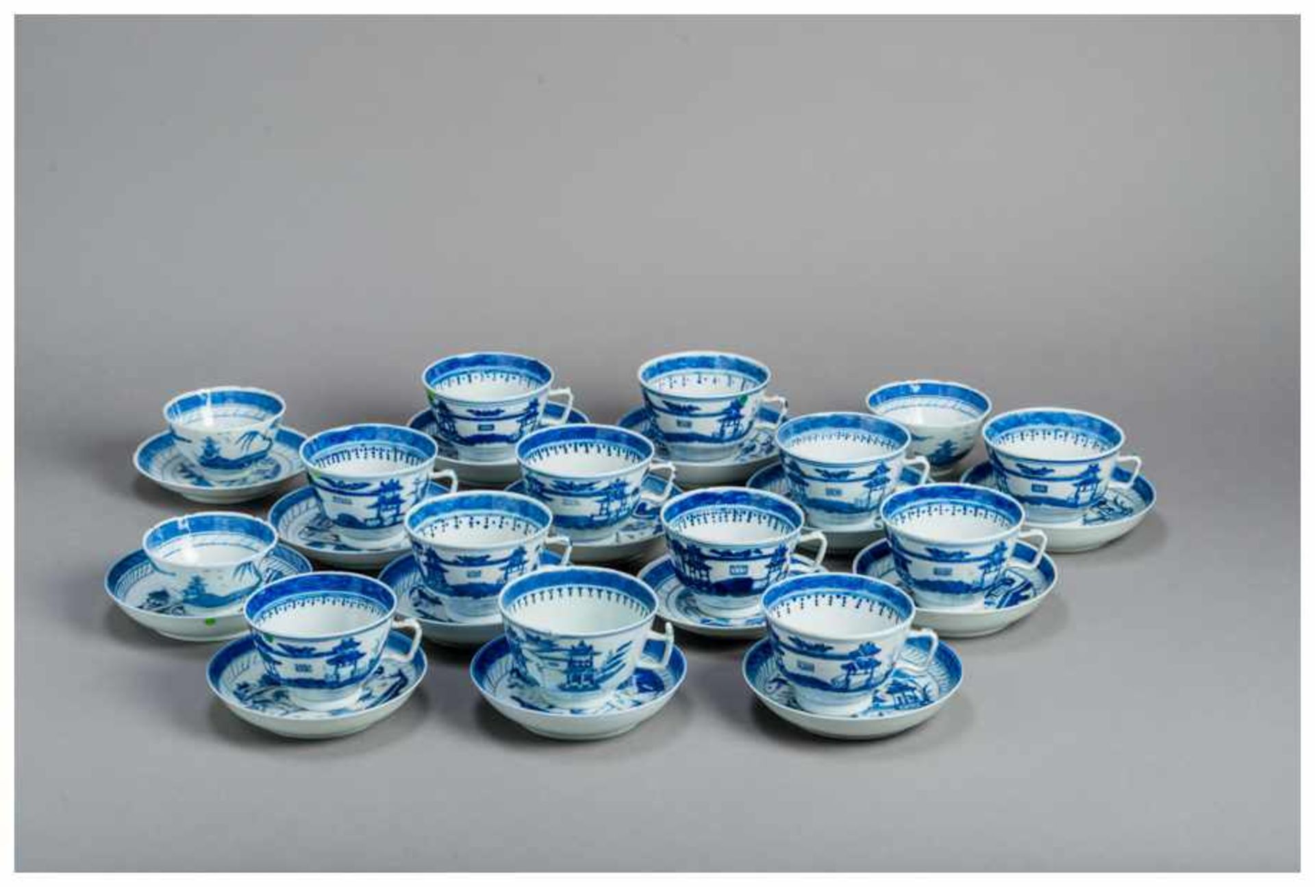 A SET OF 15 BLUE AND WHITE CANTON TEACUPS AND 14 COASTERS Blue and white porcelain. China, Qing