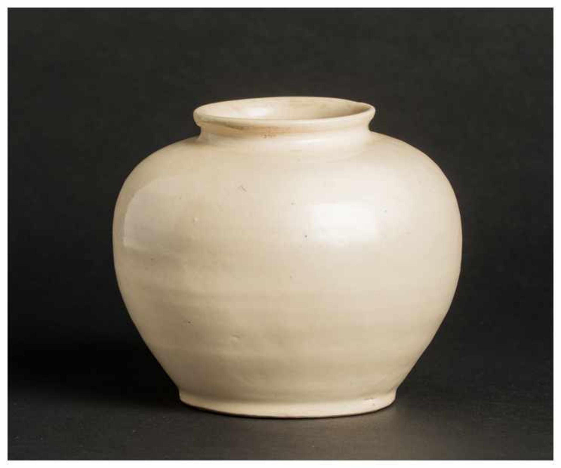 A CHINESE GLAZED STONEWARE POT VESSEL Glazed stoneware. China, Ming to Qing dynastyA spherically
