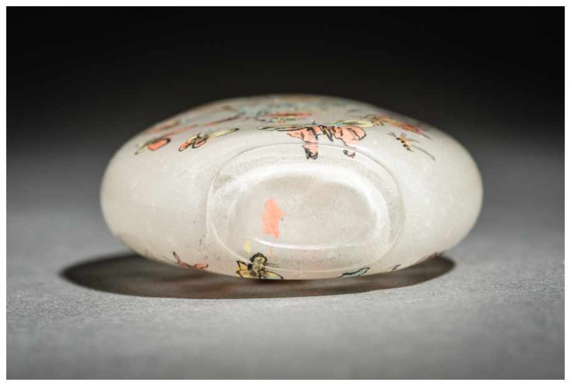 INSIDE PAINTED SNUFF BOTTLE WITH BUTTERFLIES Glass and paint. China, 20th centuryFlat, oval form - Image 4 of 5