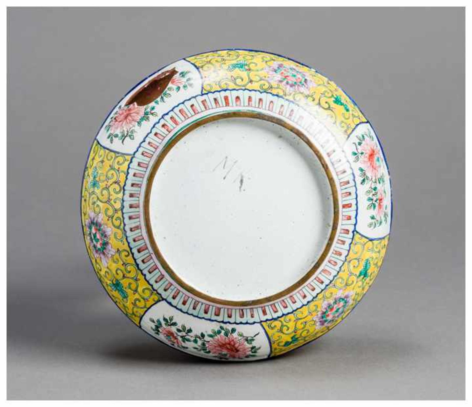 A CANTON ENAMEL BOX AND COVER Canton enamel. China, Qing dynastyAn attractive canton enamel box - Image 4 of 6