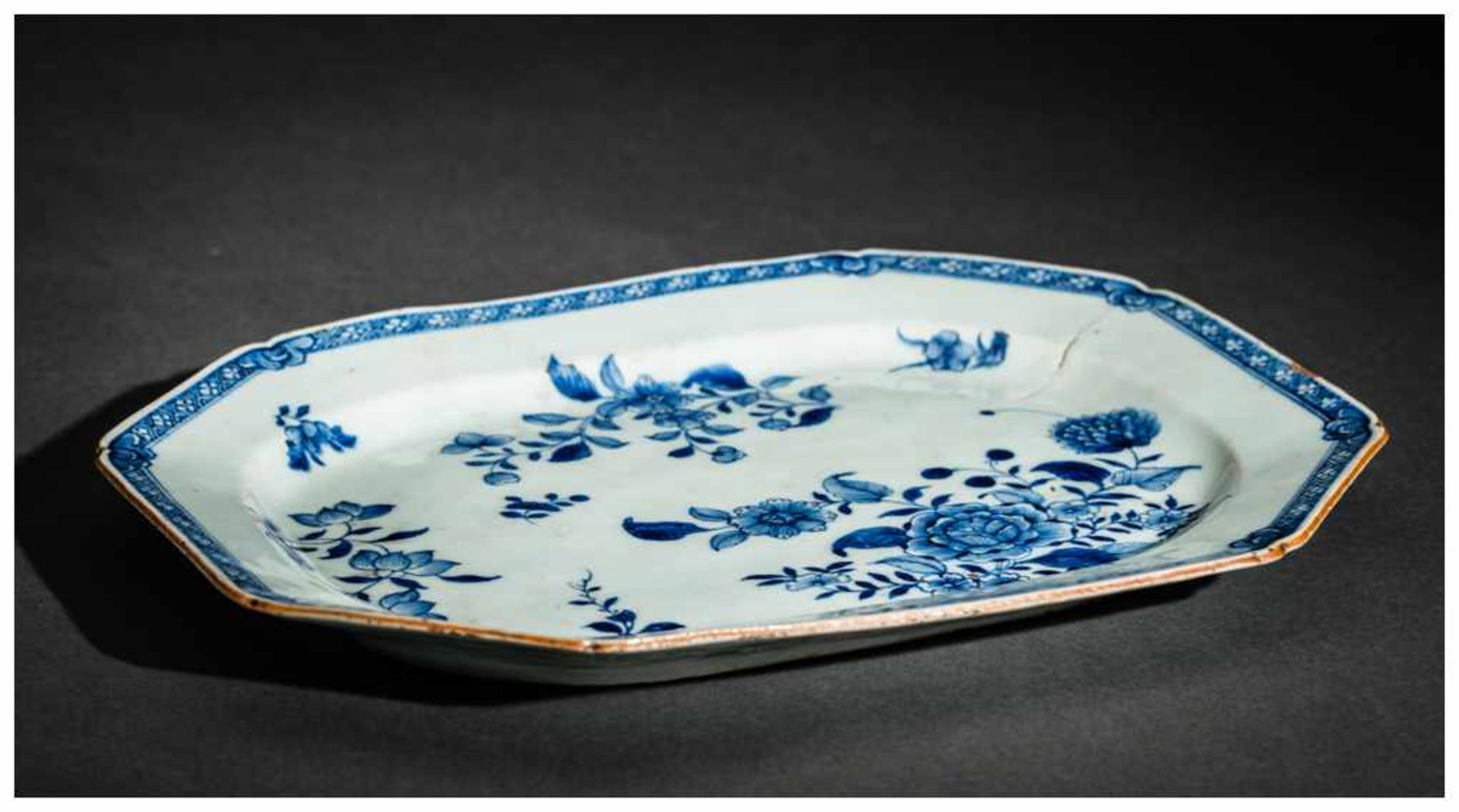 A CHINESE BLUE AND WHITE PORCELAIN TRAY Porcelain. China, Qing dynasty, 18th centuryAn octagonal - Image 3 of 3