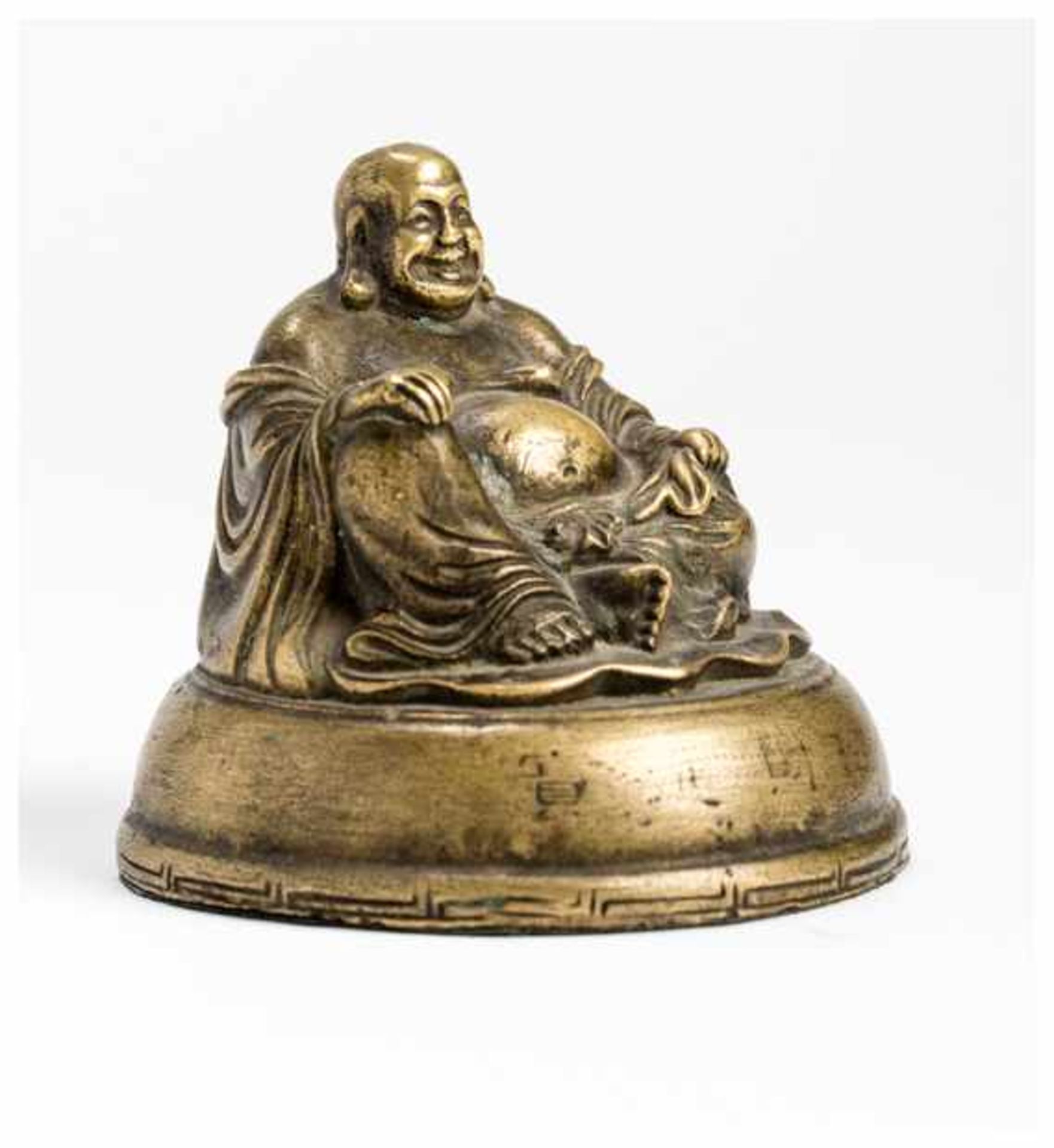 A BRONZE FIGURE OF BUDAI Bronze. China, Qing dynastyA bronze cast model the laughing god of luck - Bild 3 aus 5