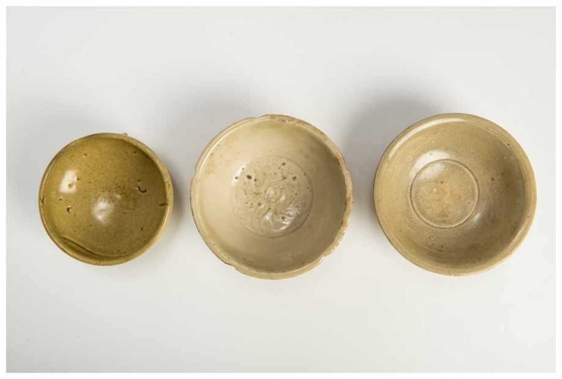 THREE SMALL CHINESE GLAZED CERAMIC BOWLS Glazed ceramic. China, Song to Ming dynastyThe deeper - Image 2 of 3