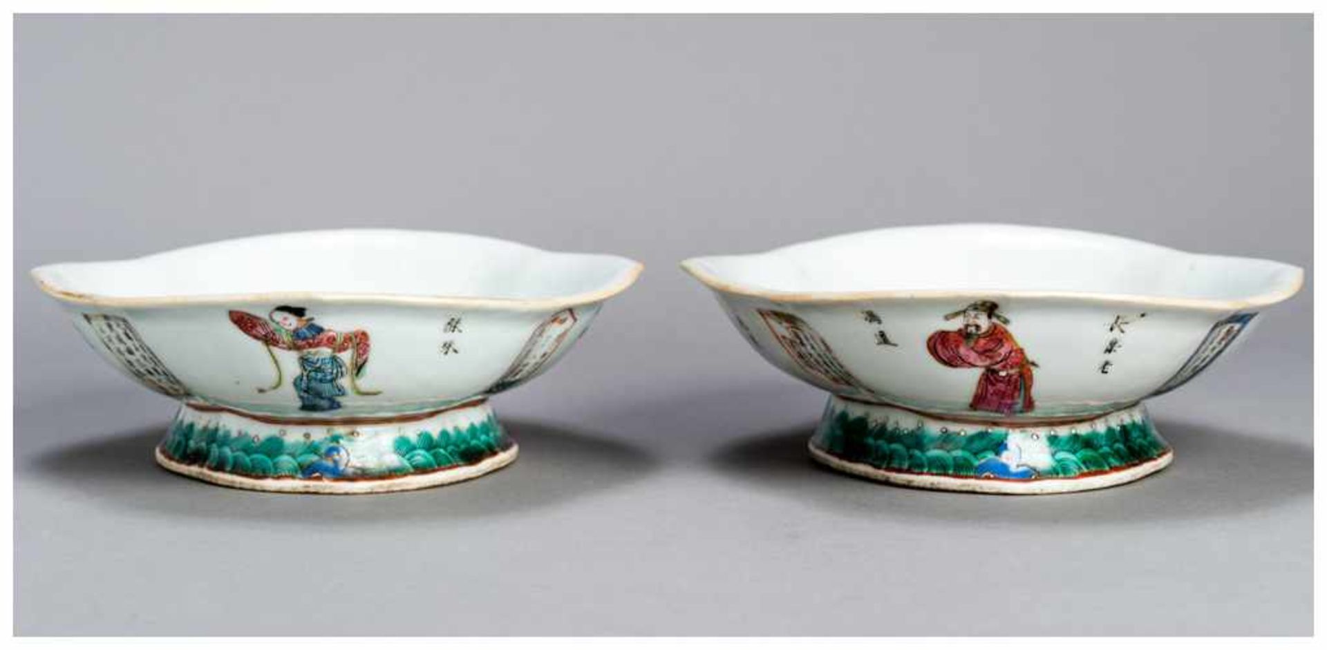 A PAIR OF PORCELAIN BOWLS Porcelain. China, late 19th centuryAn attractive pair of saucer shaped