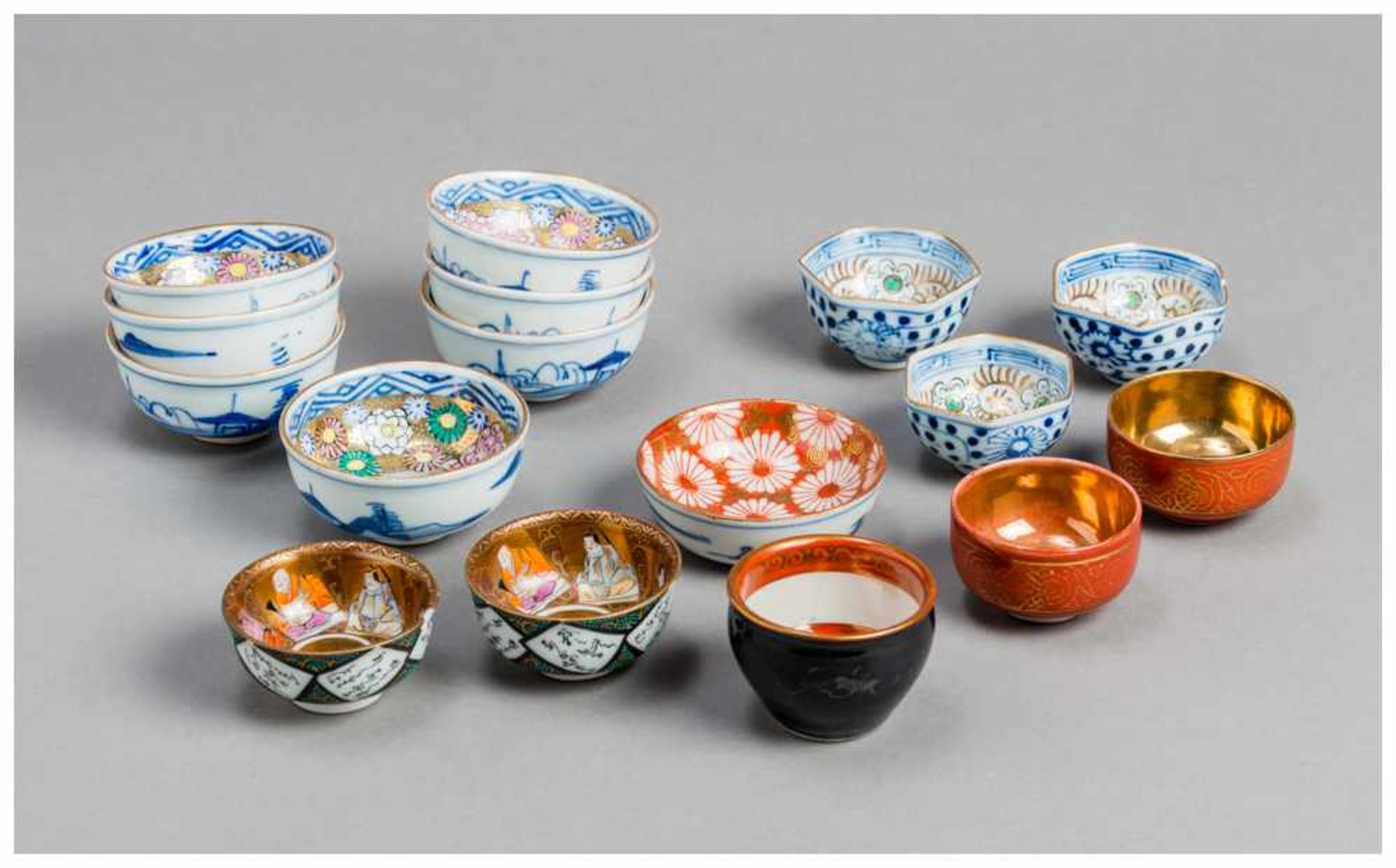 A MIXED LOT OF VARIOUS SMALL JAPANESE-CHINESE PORCELAIN BOWLS Porcelain. China and Japan, around - Image 2 of 3