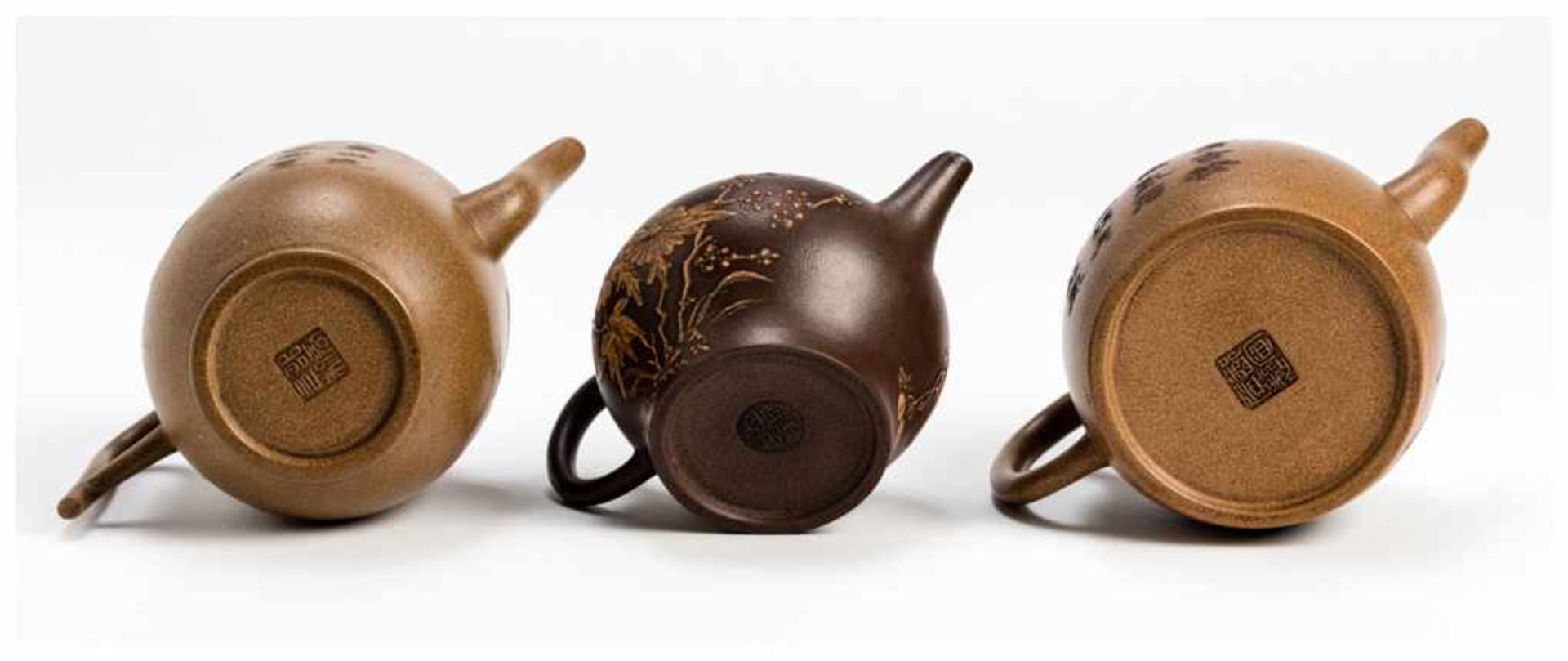 THREE YIXING CERAMIC TEA POTS Yixing ceramic. China, Qing dynastyAll with handles, lids and - Image 5 of 5