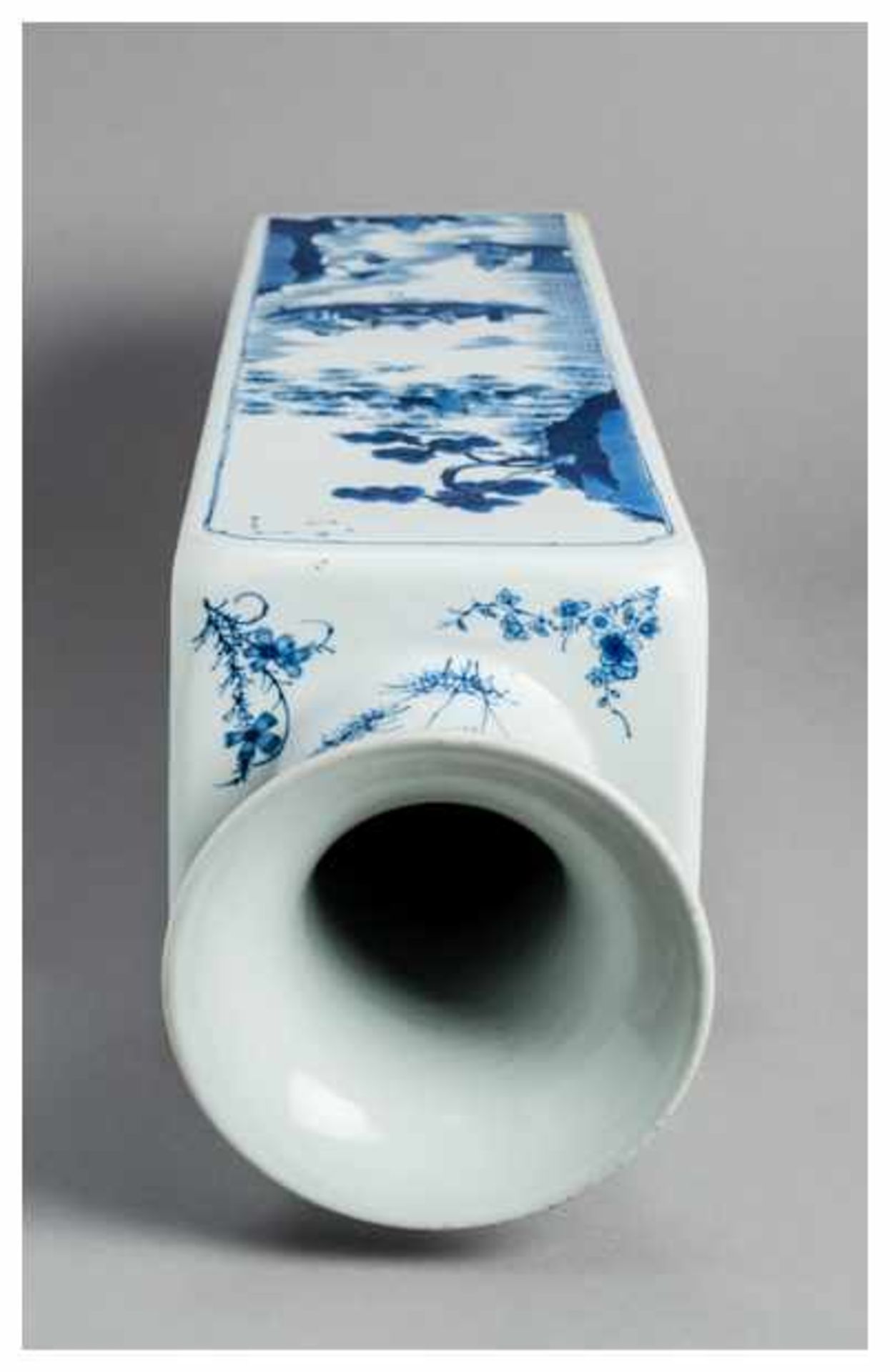 A LARGE BLUE AND WHITE VASE WITH SHANSHUI LANDSCAPE Porcelain, underglaze blue. China, Republic - Image 4 of 5