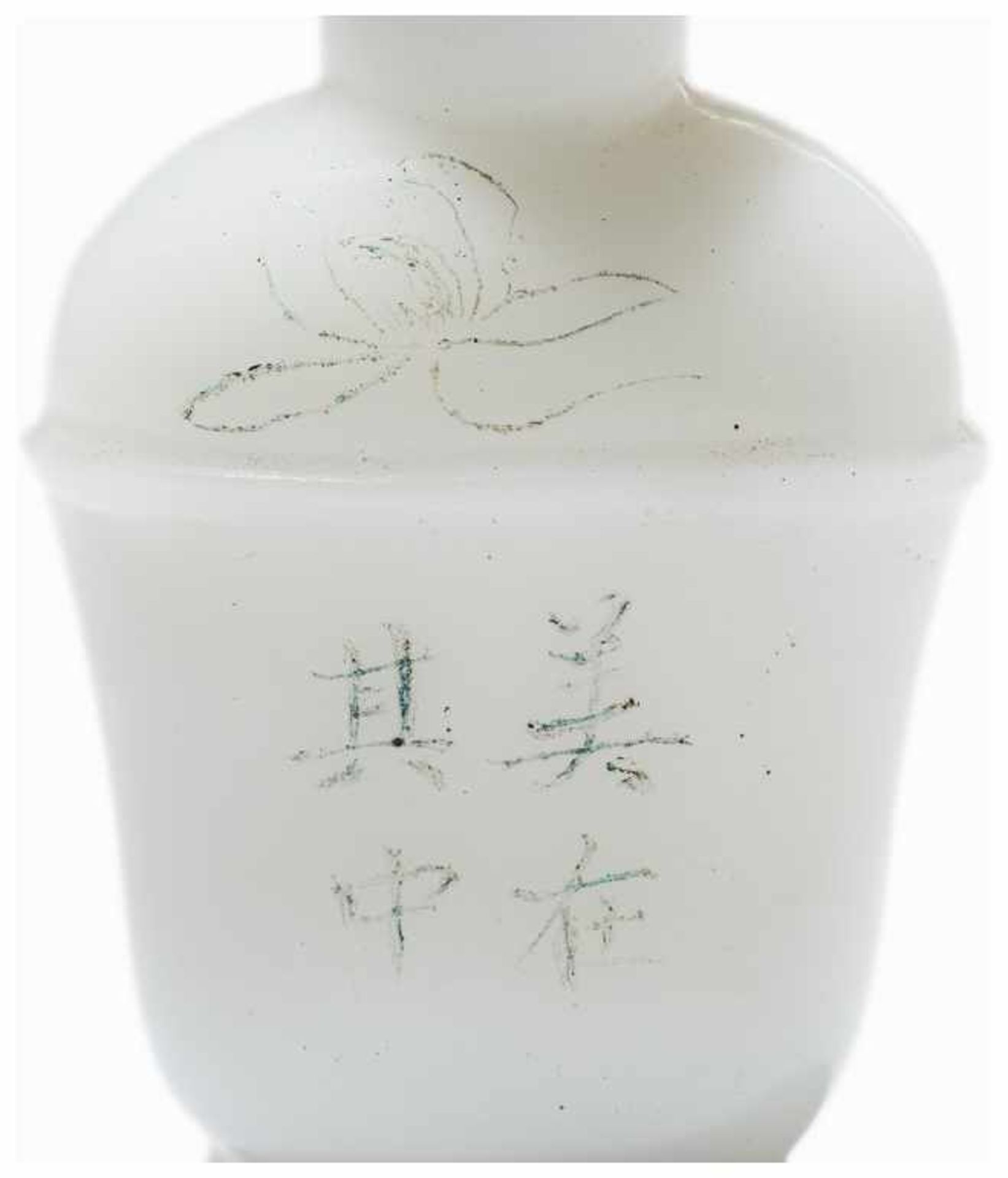 SNUFF BOTTLE WITH INCISED DECORATION Milk glass, quartz. China, modernFlat body with profiled - Image 7 of 7