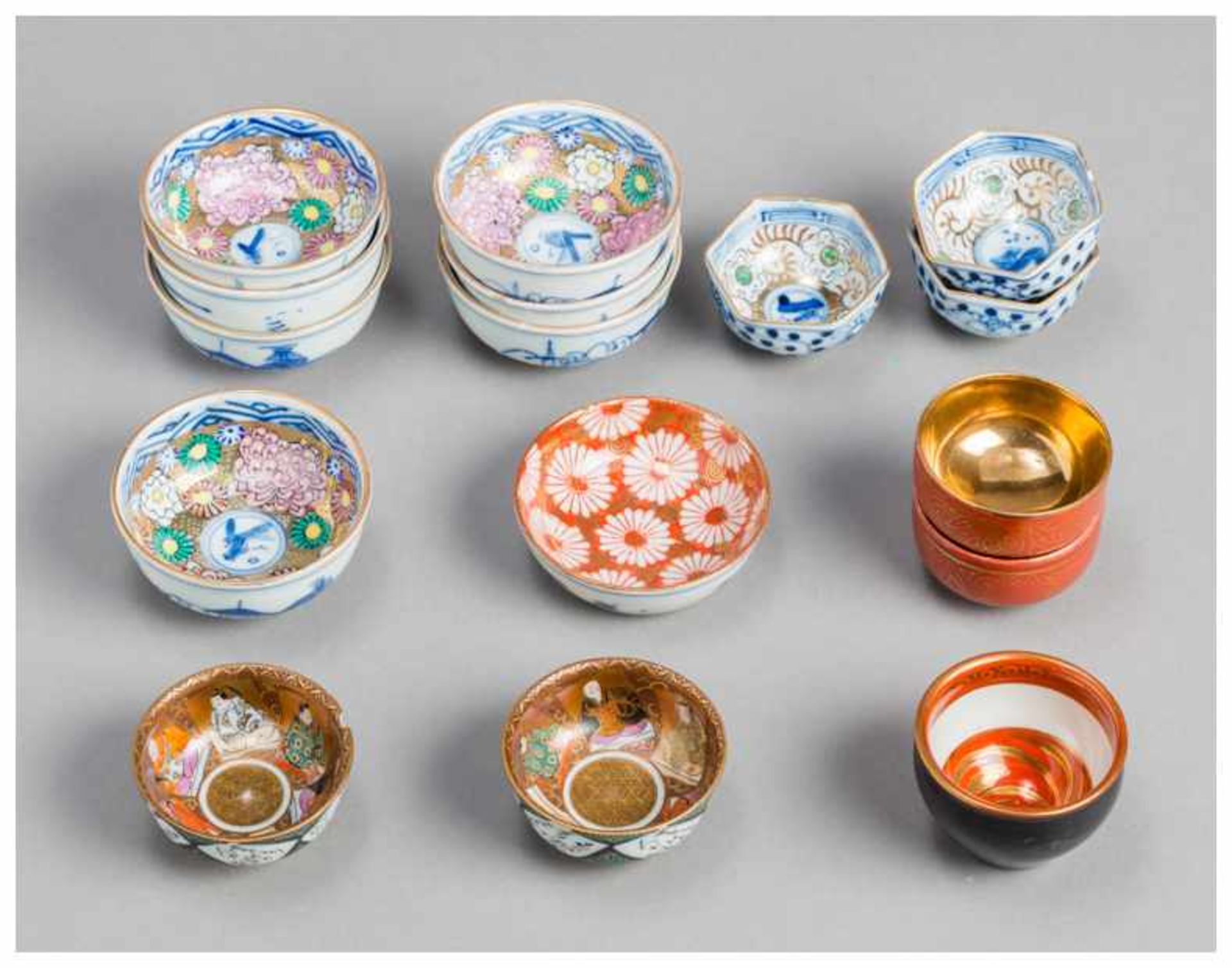 A MIXED LOT OF VARIOUS SMALL JAPANESE-CHINESE PORCELAIN BOWLS Porcelain. China and Japan, around