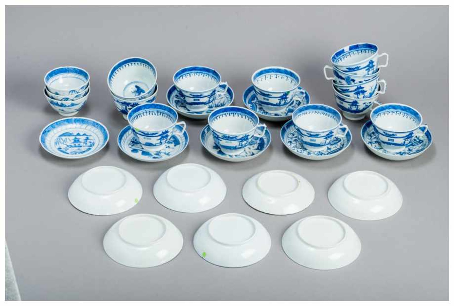 A SET OF 15 BLUE AND WHITE CANTON TEACUPS AND 14 COASTERS Blue and white porcelain. China, Qing - Image 3 of 3