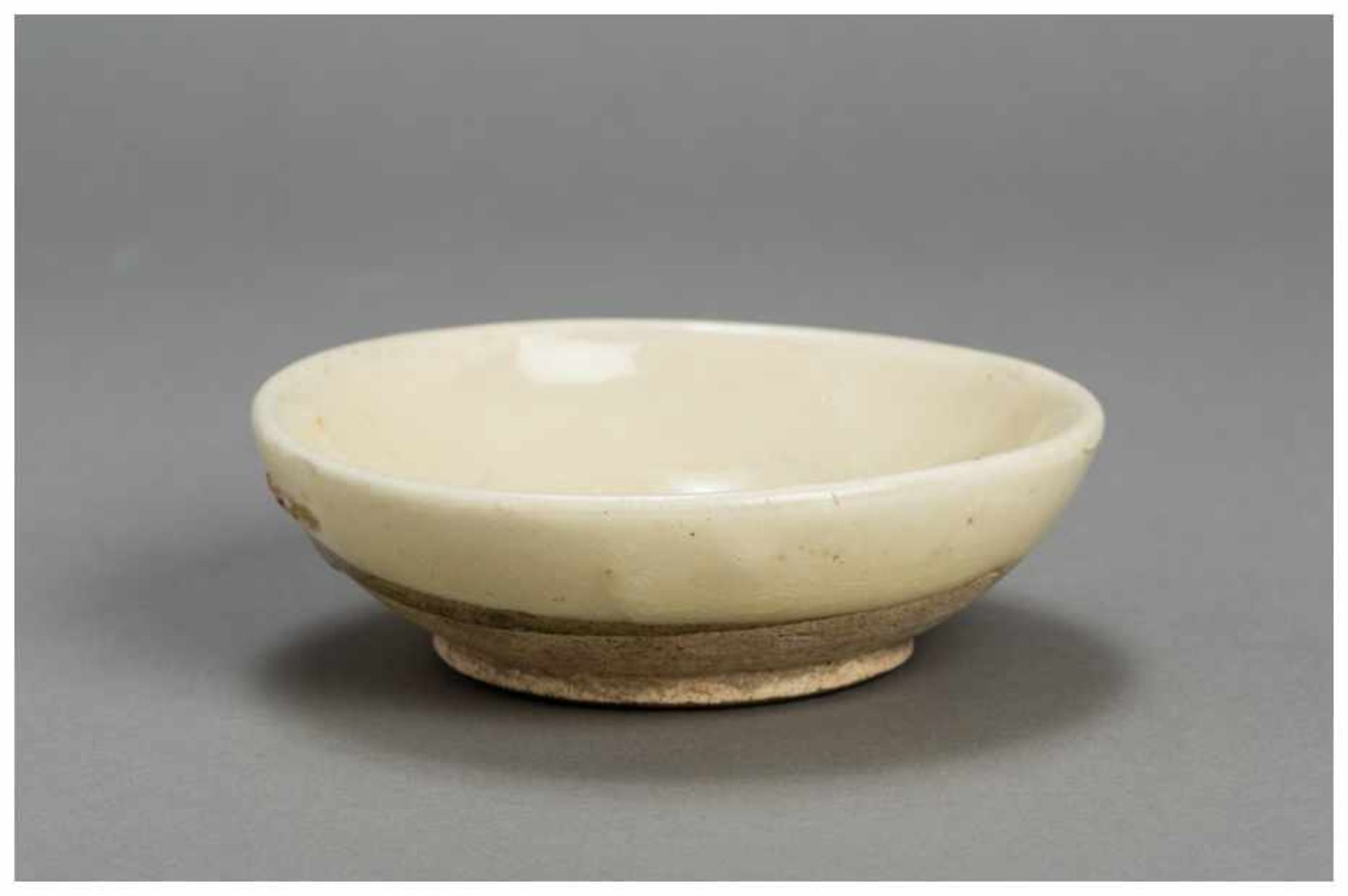 A CHINESE STONEWARE BOWL Stoneware. China, Song to Ming dynastyThe characteristic features of this