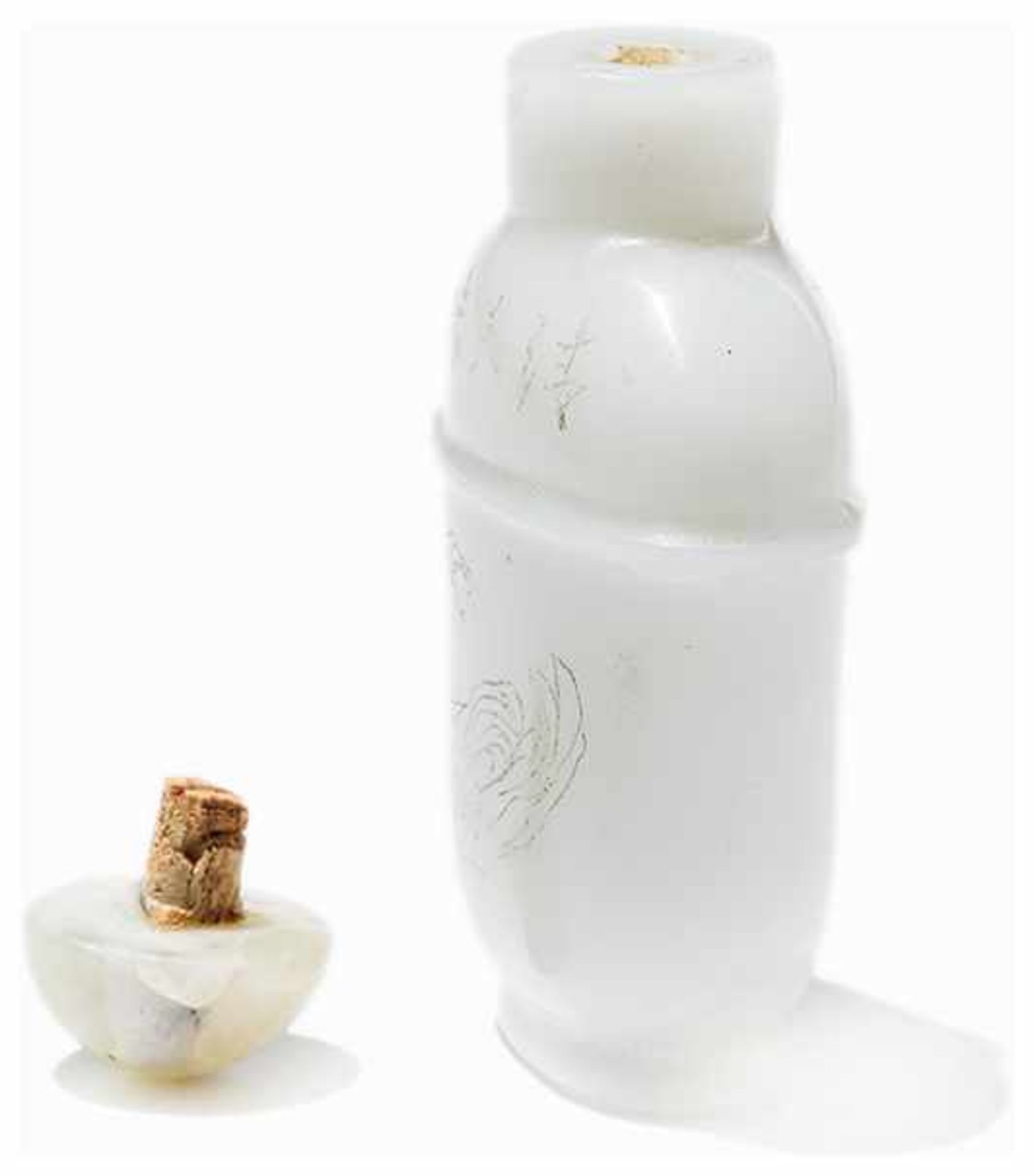 SNUFF BOTTLE WITH INCISED DECORATION Milk glass, quartz. China, modernFlat body with profiled - Image 6 of 7