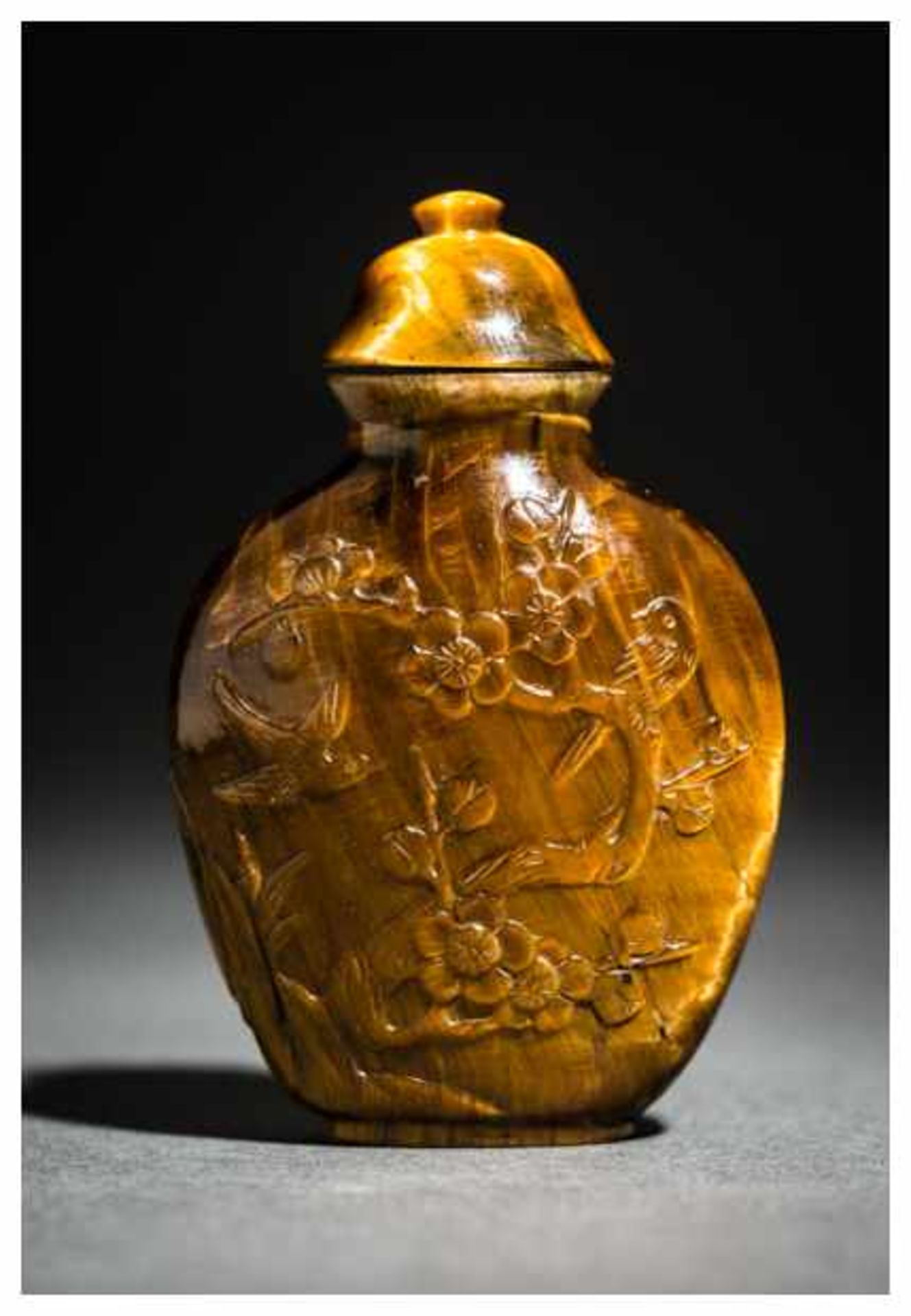 CARVED TIGER'S EYE SNUFF BOTTLE WITH FLOWERS AND BIRDS Tiger's eye. China, early 20th centuryA - Image 2 of 4