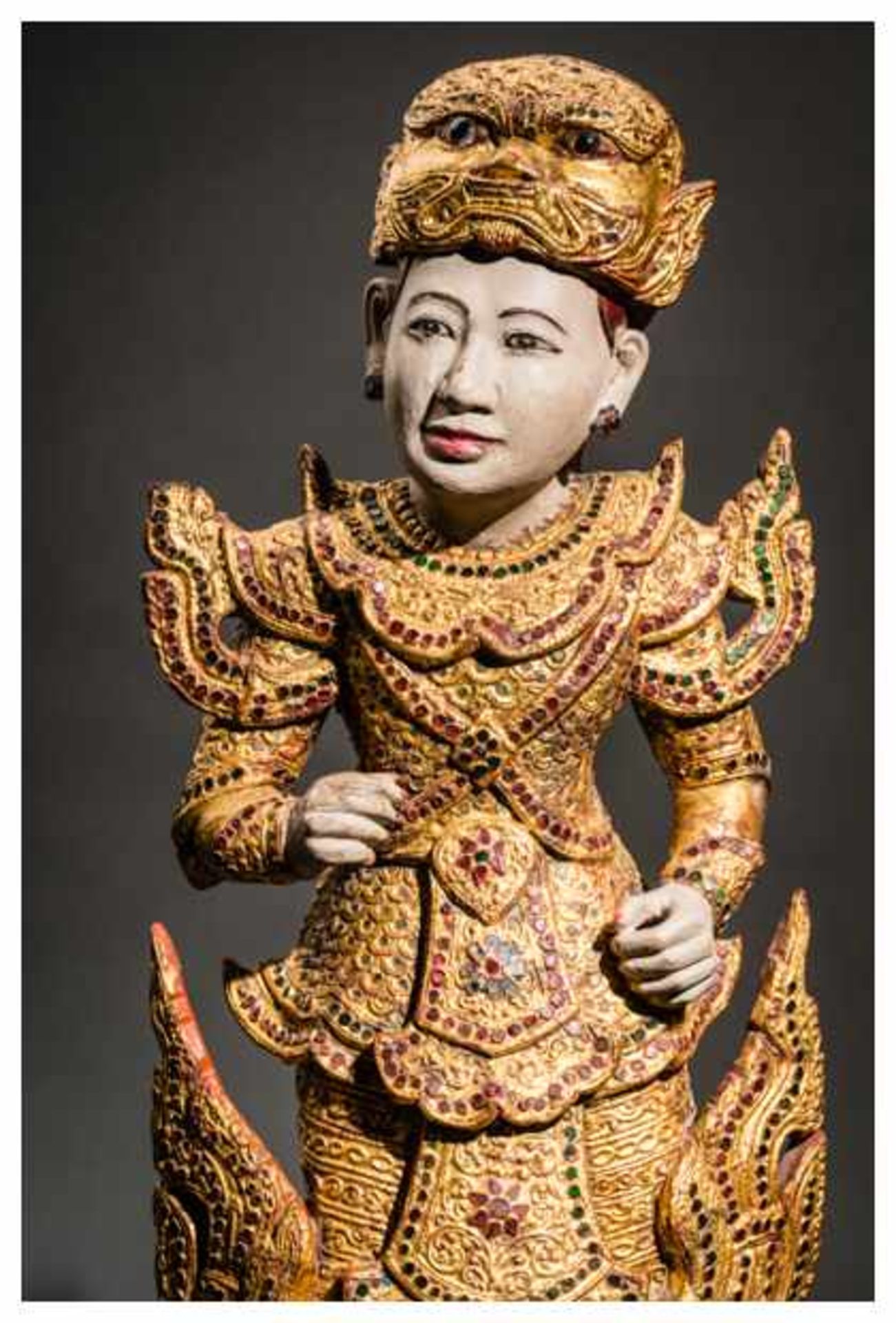 THEATER FIGURE WITH DEMON MASK Wood, lacquer paint, gilding, inlays. Burma, late Konbaung to 20th - Image 8 of 9