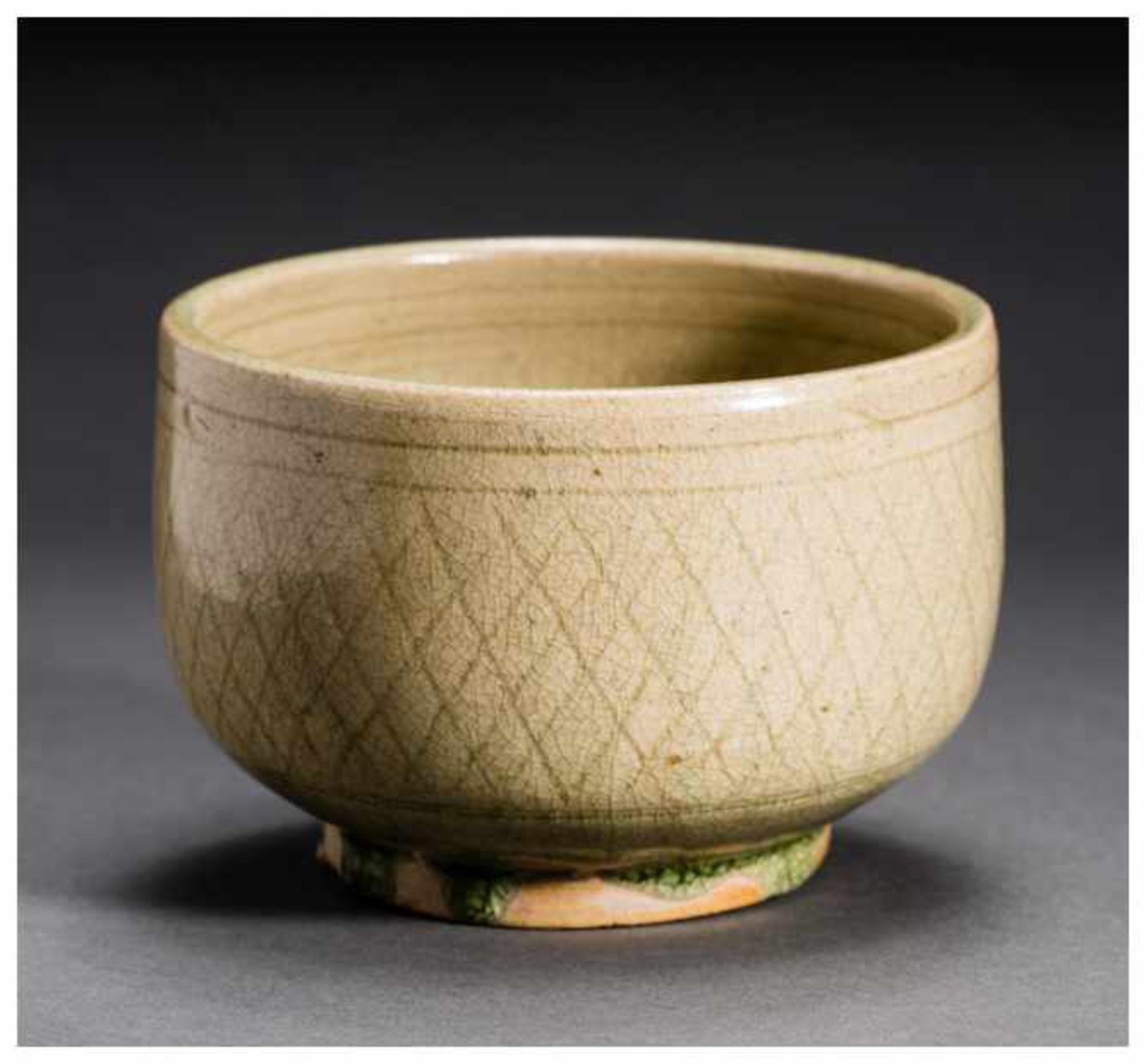 A DEEP BOWL WITH GRID PATTERN Glazed ceramic. China, Thailand, c. 18th-19th centuryThis is vessel is