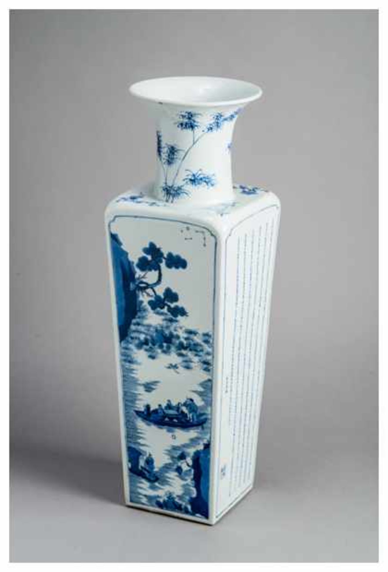 A LARGE BLUE AND WHITE VASE WITH SHANSHUI LANDSCAPE Porcelain, underglaze blue. China, Republic - Image 3 of 5