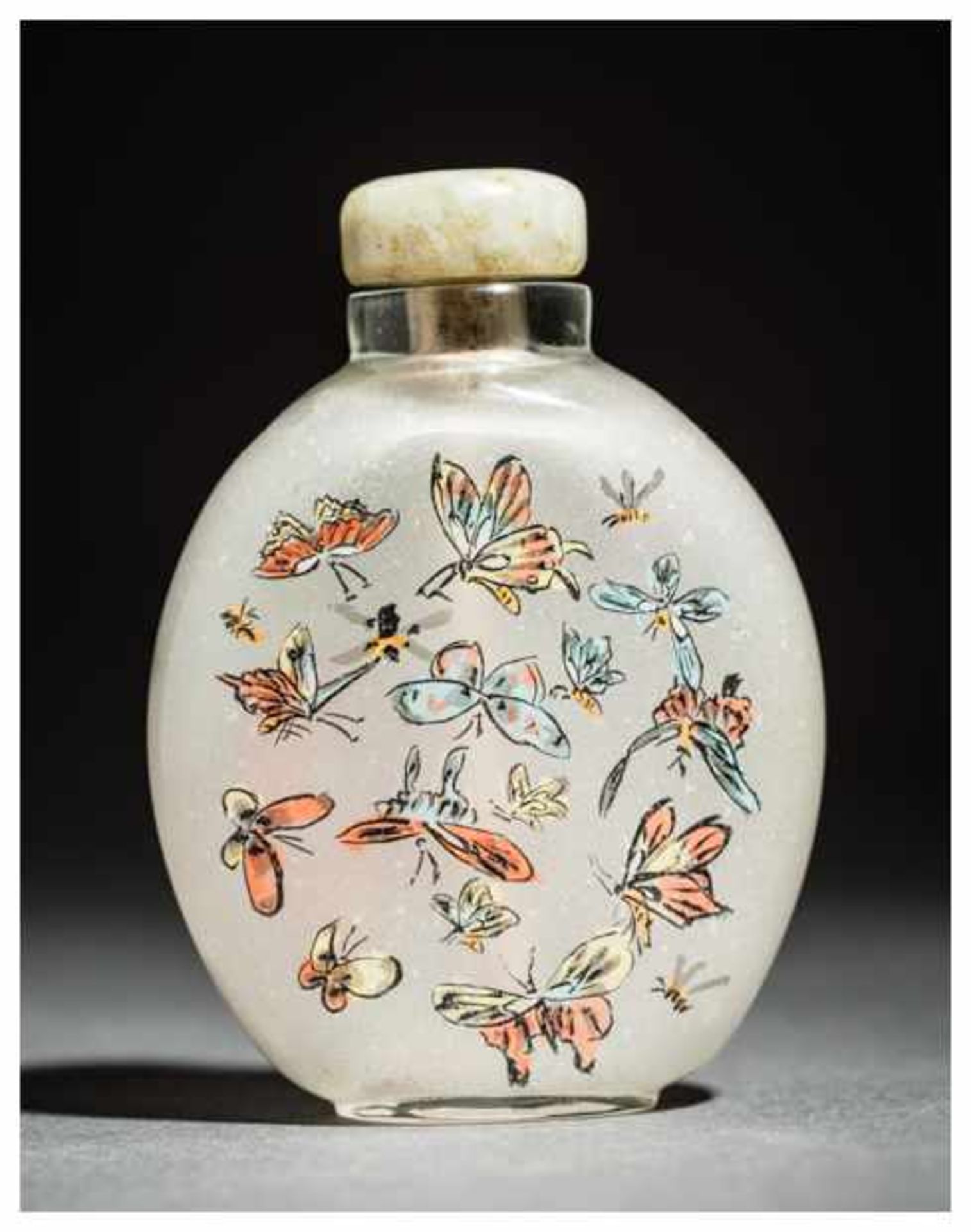 INSIDE PAINTED SNUFF BOTTLE WITH BUTTERFLIES Glass and paint. China, 20th centuryFlat, oval form - Image 2 of 5